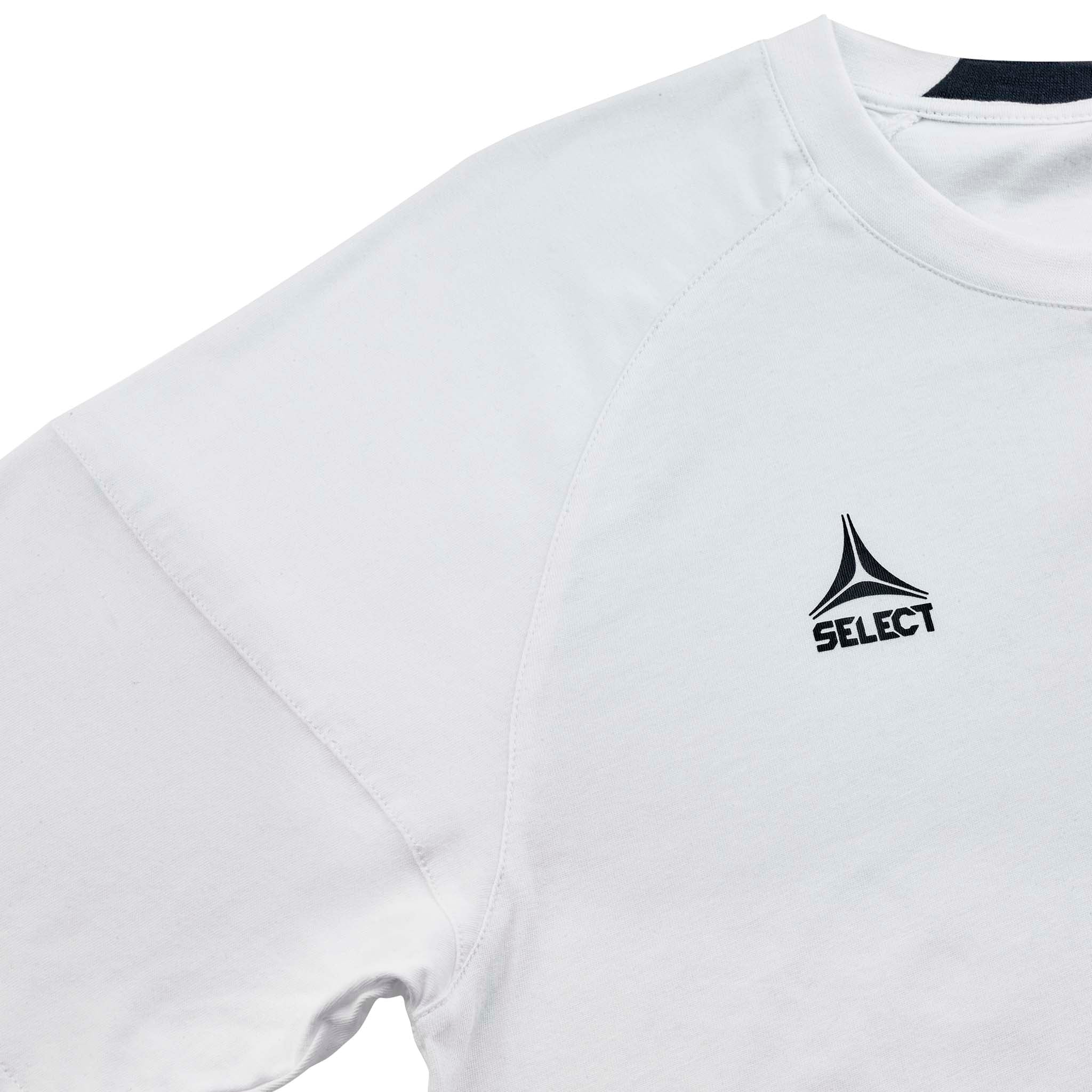 Closeup af hvid T-Shirt Oxford v25 fritidstøj med sort Select-logo og ribstrikket rund hals.