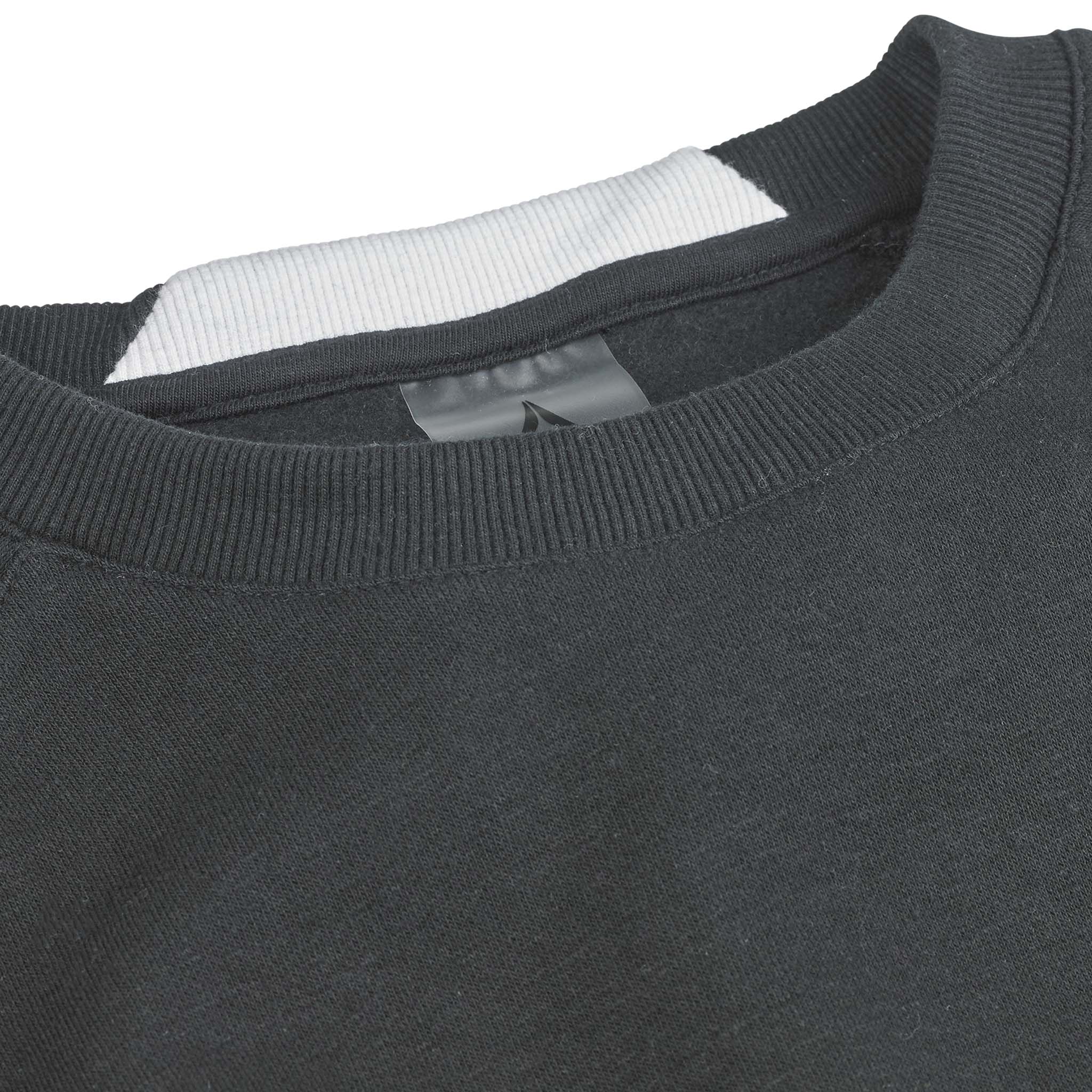Closeup af sort Sweat Oxford v25 fritidstøj, der viser ribbet rund hals og indvendig label.