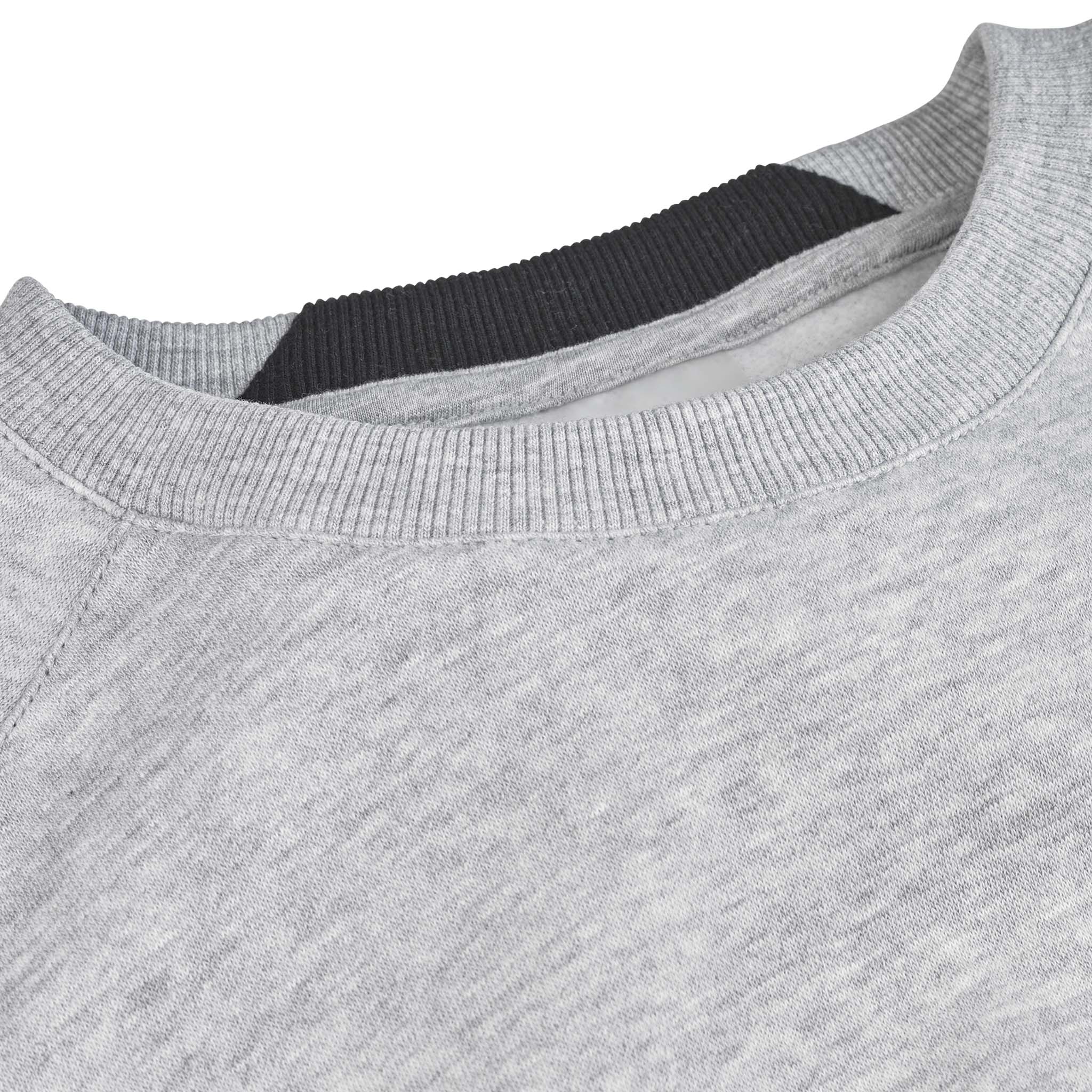 Nærbillede af grå Sweat Oxford v25 fritidstøj med ribstrikket rund hals og navy inderkant.