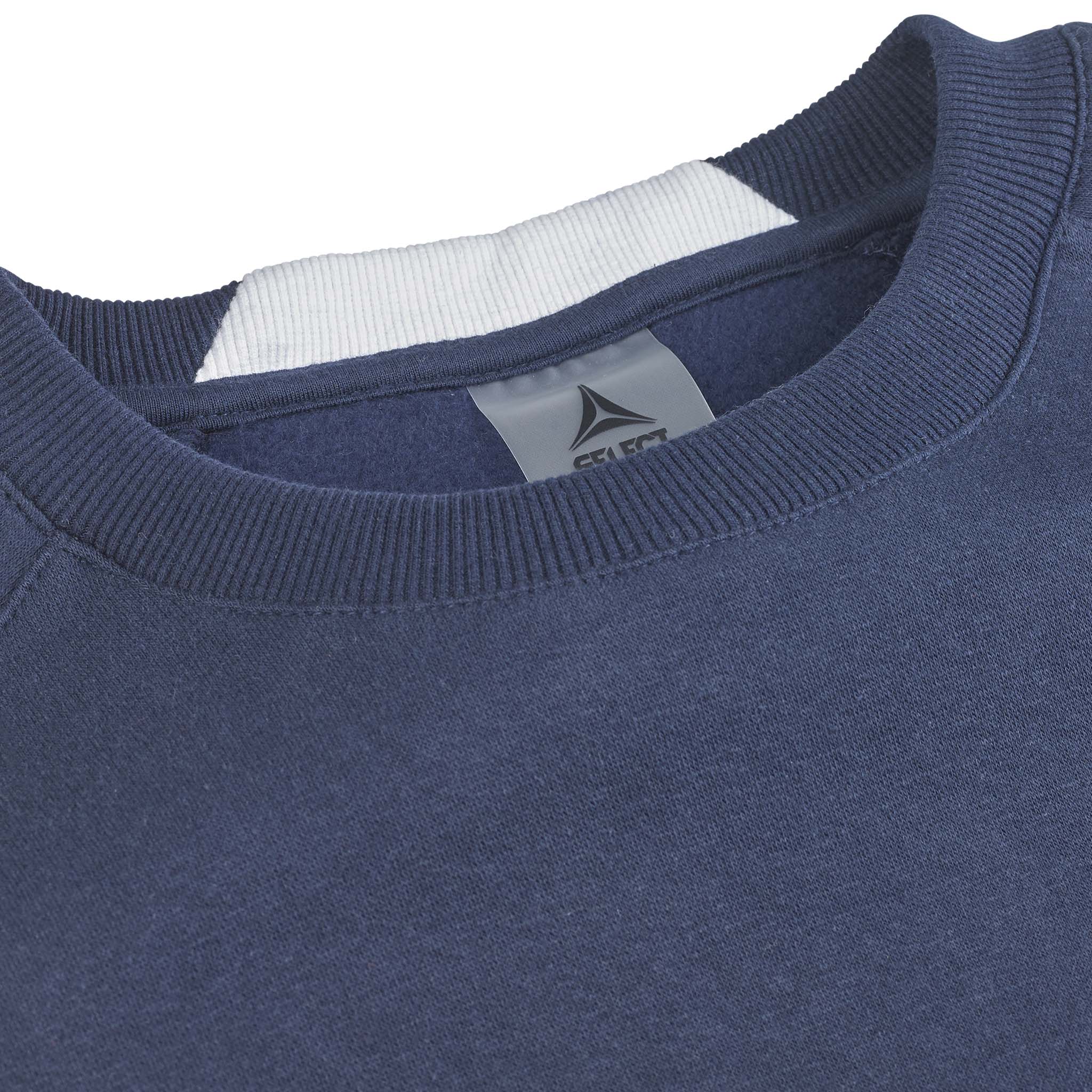 Nærbillede af navy Sweat Oxford v25 fritidstøj, der viser ribstrikket rund hals og inderkrave med logo.