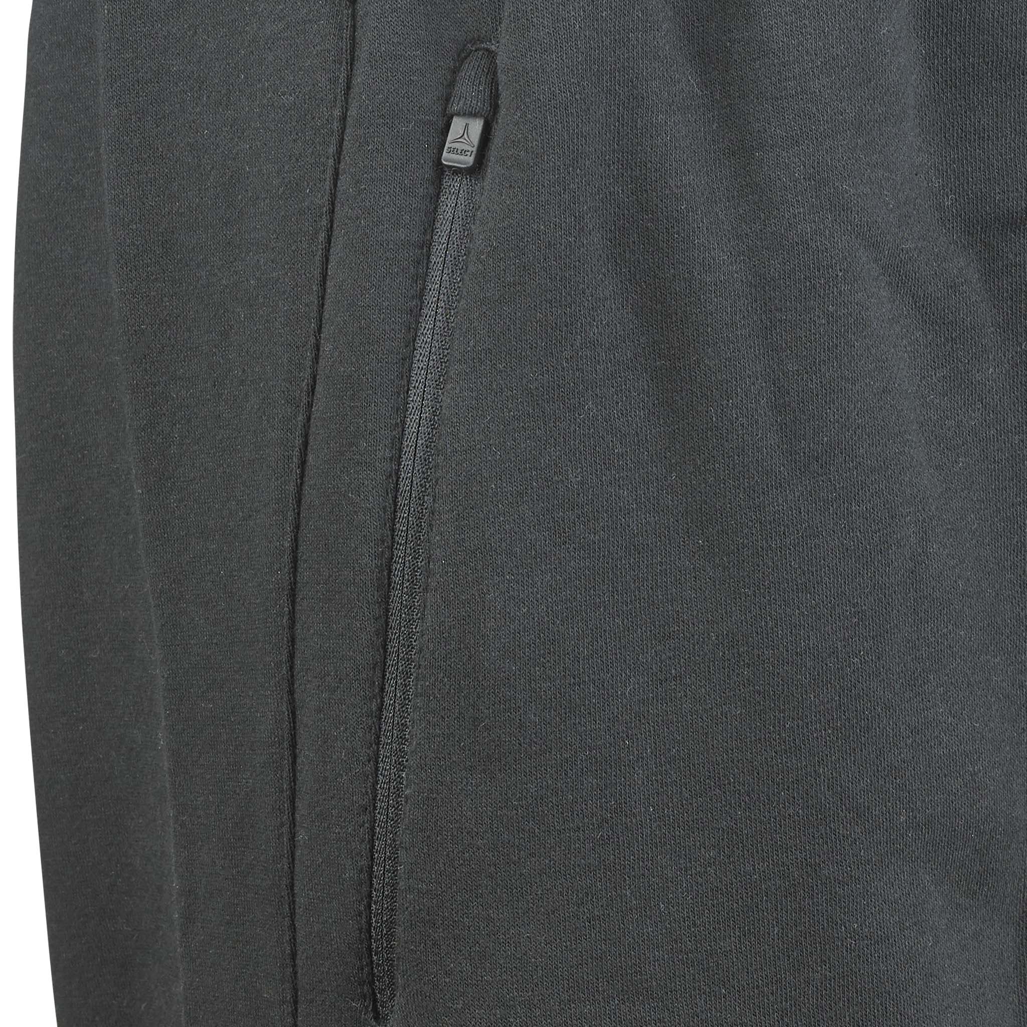 Closeup af sorte Sweat pants Oxford v25 fritidstøj, der viser detaljen med lynlåslomme i siden.
