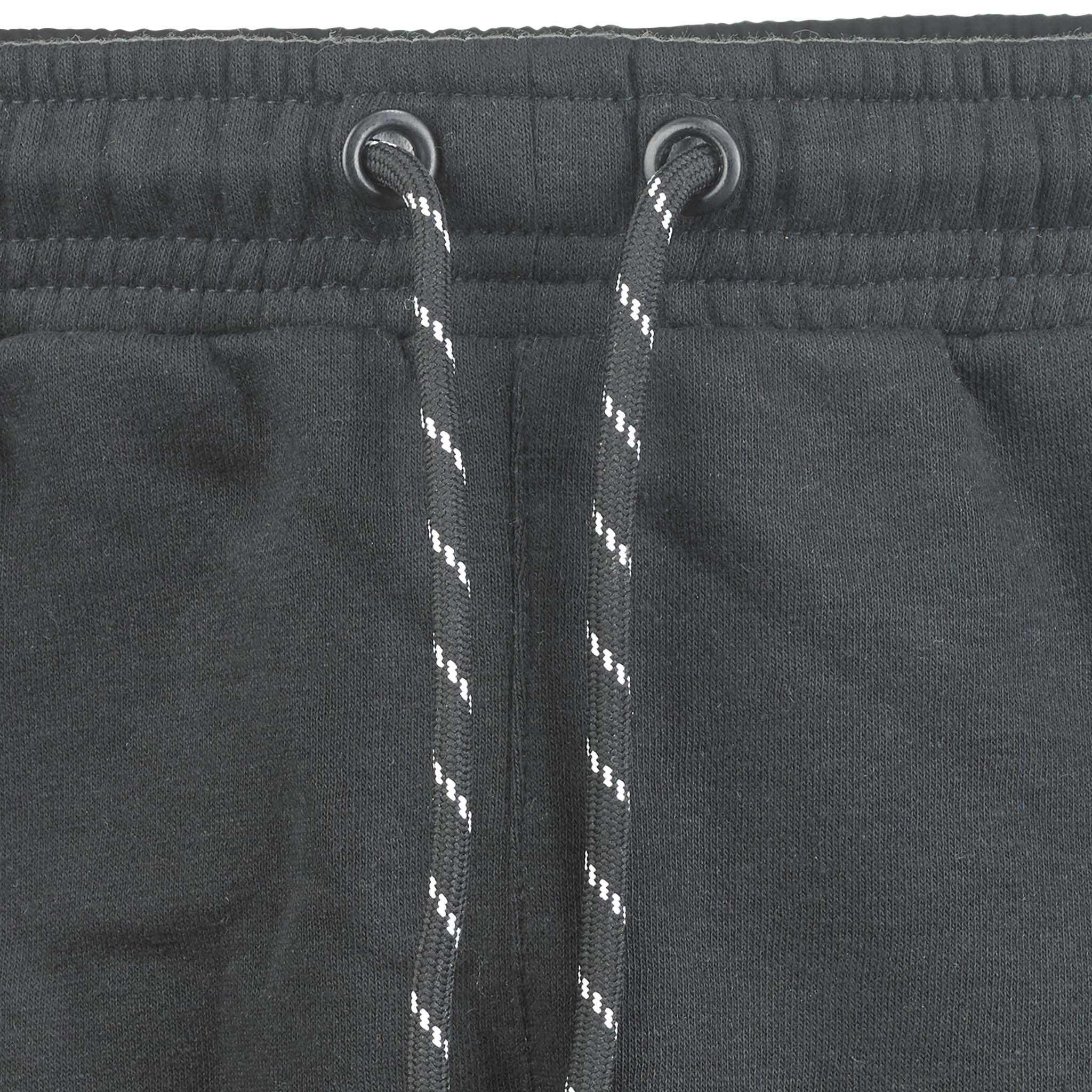 Nærbillede af sorte Sweat pants Oxford v25 fritidstøj med elastisk linning og sort-hvid snor.