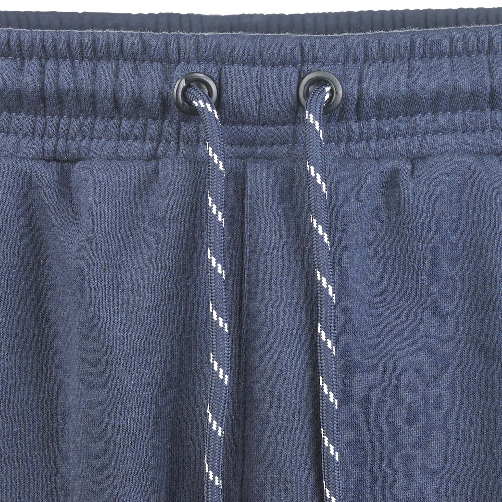 Nærbillede af marineblå Sweat pants Oxford v25 fritidstøj med elastik i taljen og blå-hvid snor.
