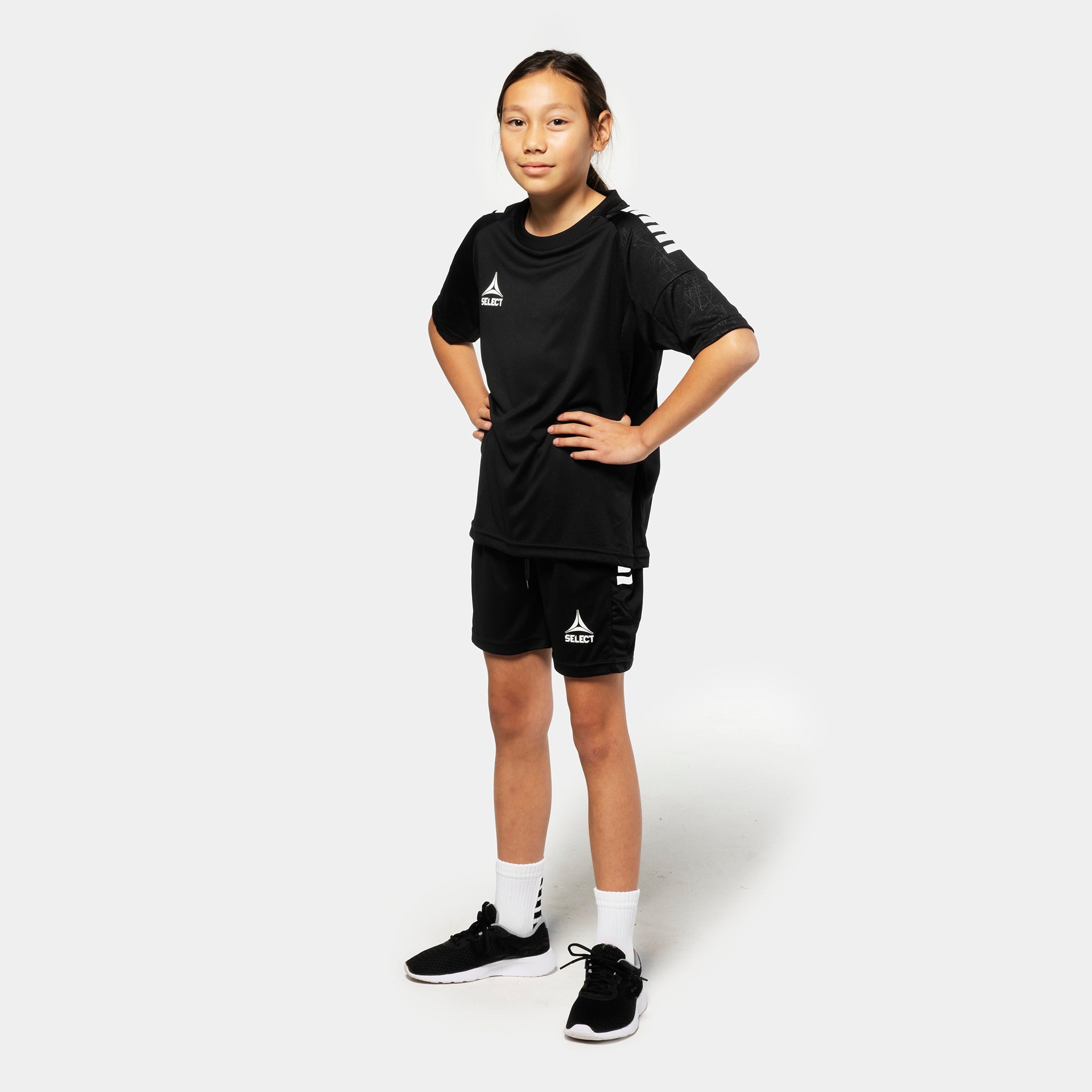 Pige fodboldspiller i sorte Player shorts Spain v25 og matchende trøje, Match & Training wear, forfra.