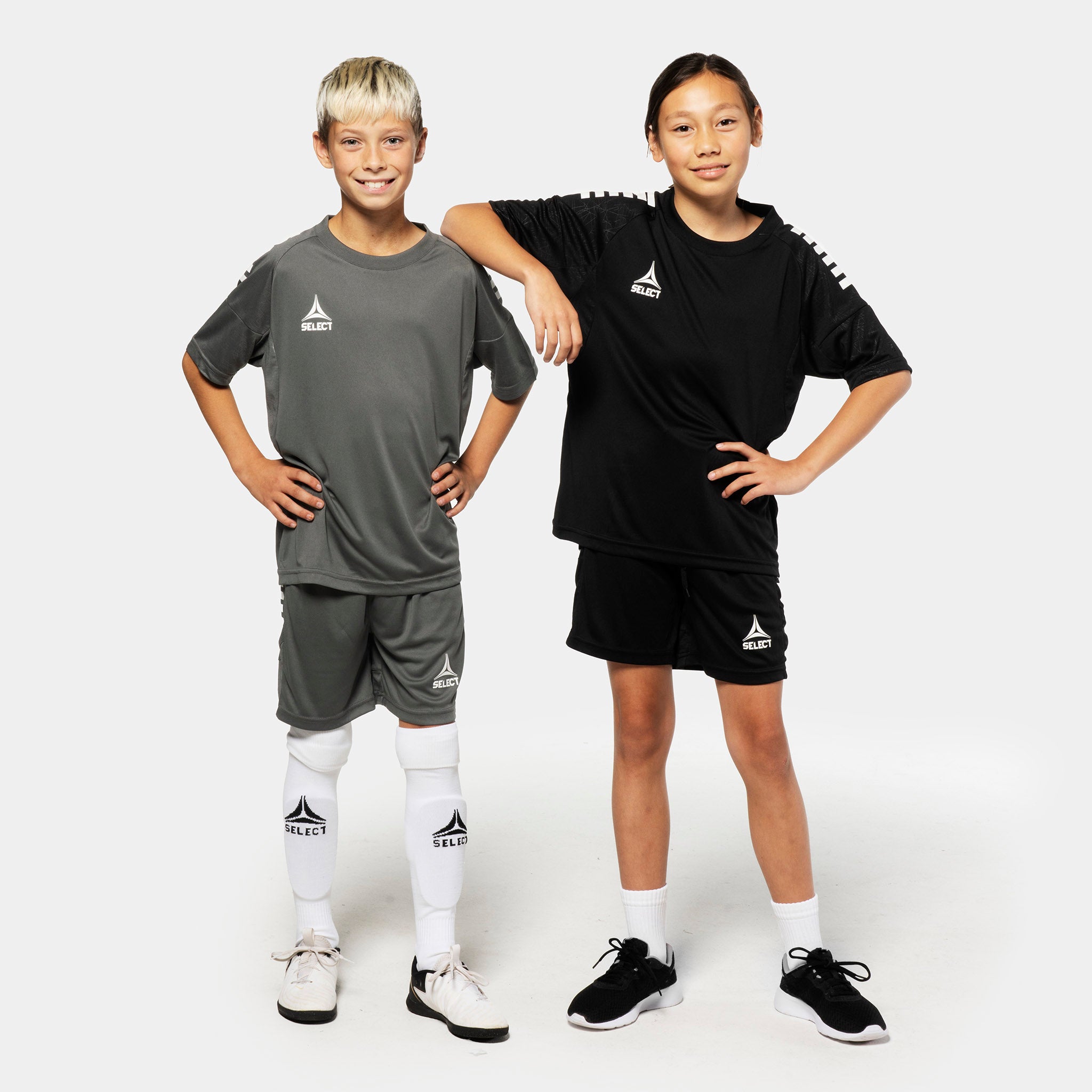 Unge fodboldspillere i Player shorts Spain v25 i grå og sort, Match & Training wear, set forfra.