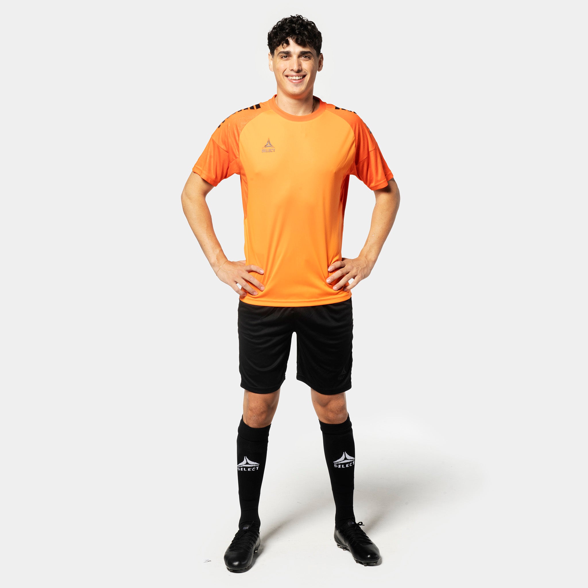 Mandlig fodboldspiller i orange trøje & sorte Player shorts Spain v25, Kamp- & træningstøj, set forfra