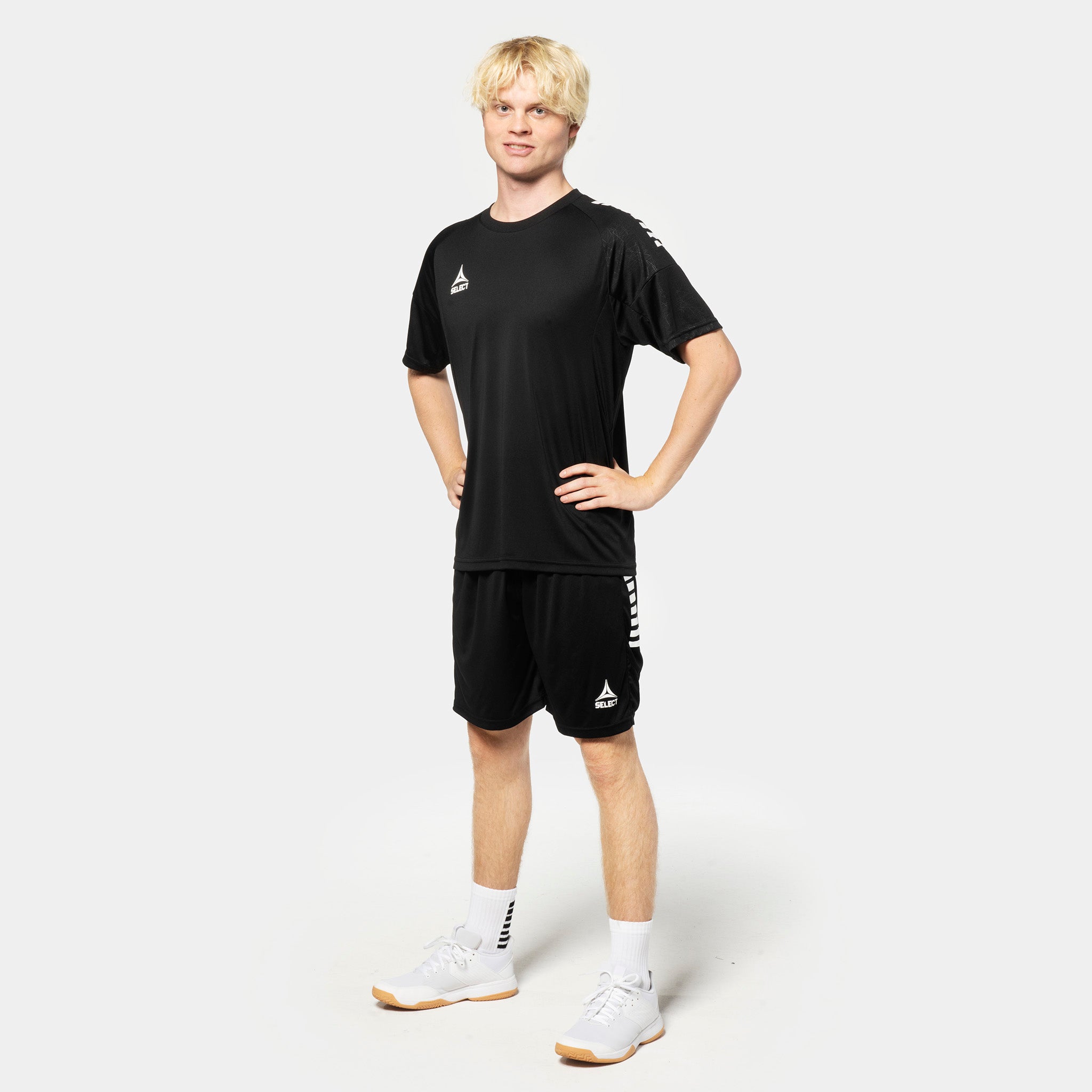 Mandlig fodboldspiller i sorte Player shorts Spain v25 og matchende trøje, Match & Training wear, set forfra.