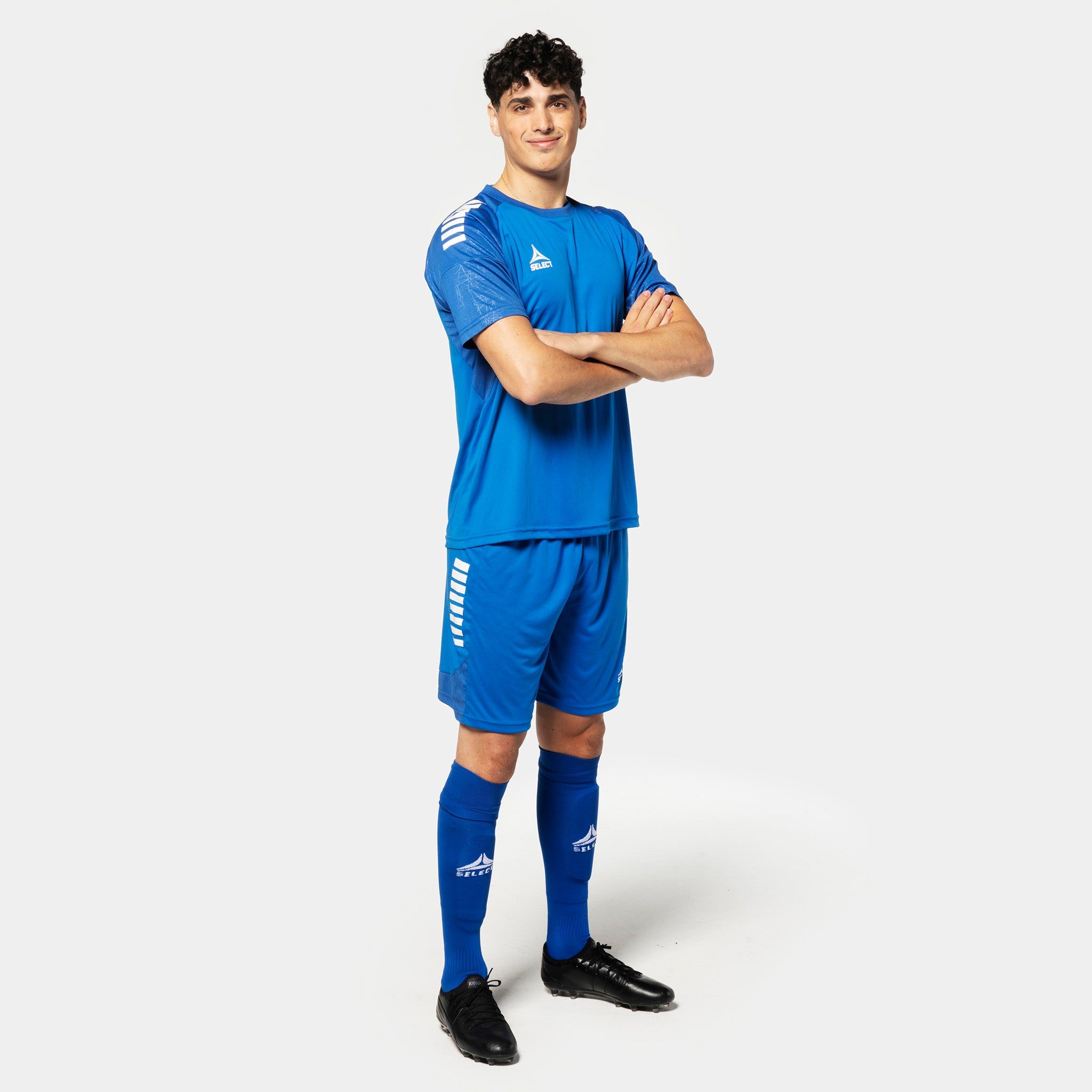 Mandlig fodboldspiller i blå Player shorts Spain v25, Match & Training wear, med hvide sidestriber.