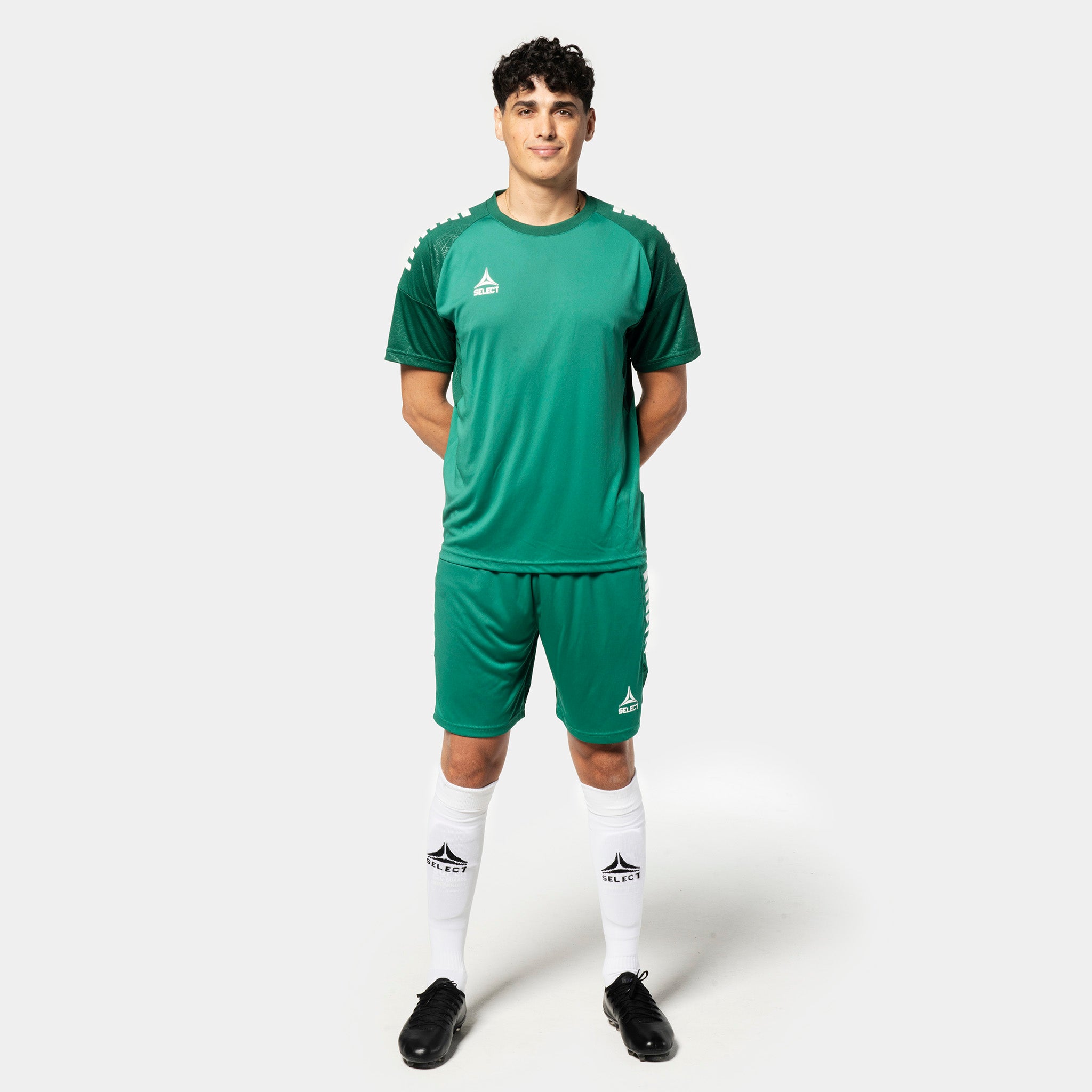 Mandlig fodboldspiller i grønne Player shorts Spain v25, Match & Training wear, med matchende trøje og strømper.