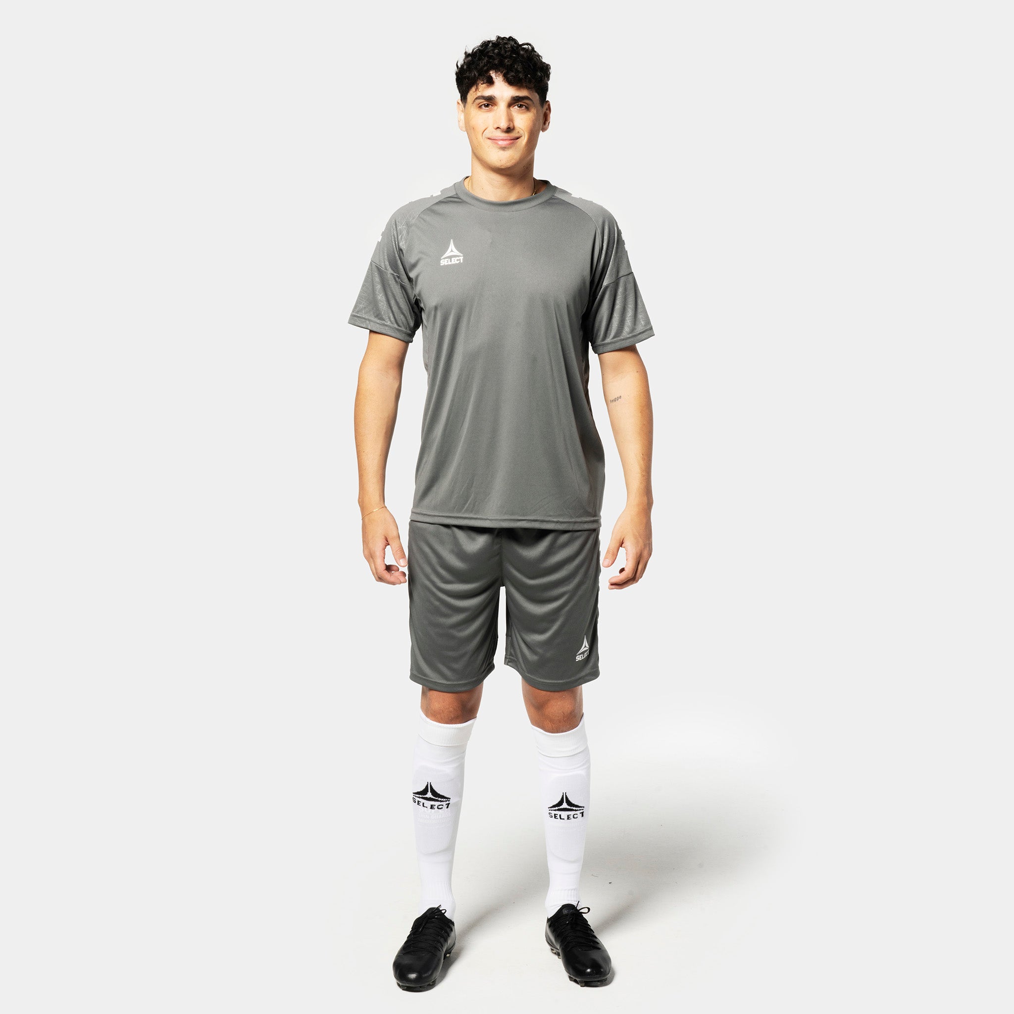 Mandlig fodboldspiller i grå Player shorts Spain v25 og matchende trøje, Match & Training wear, set forfra.