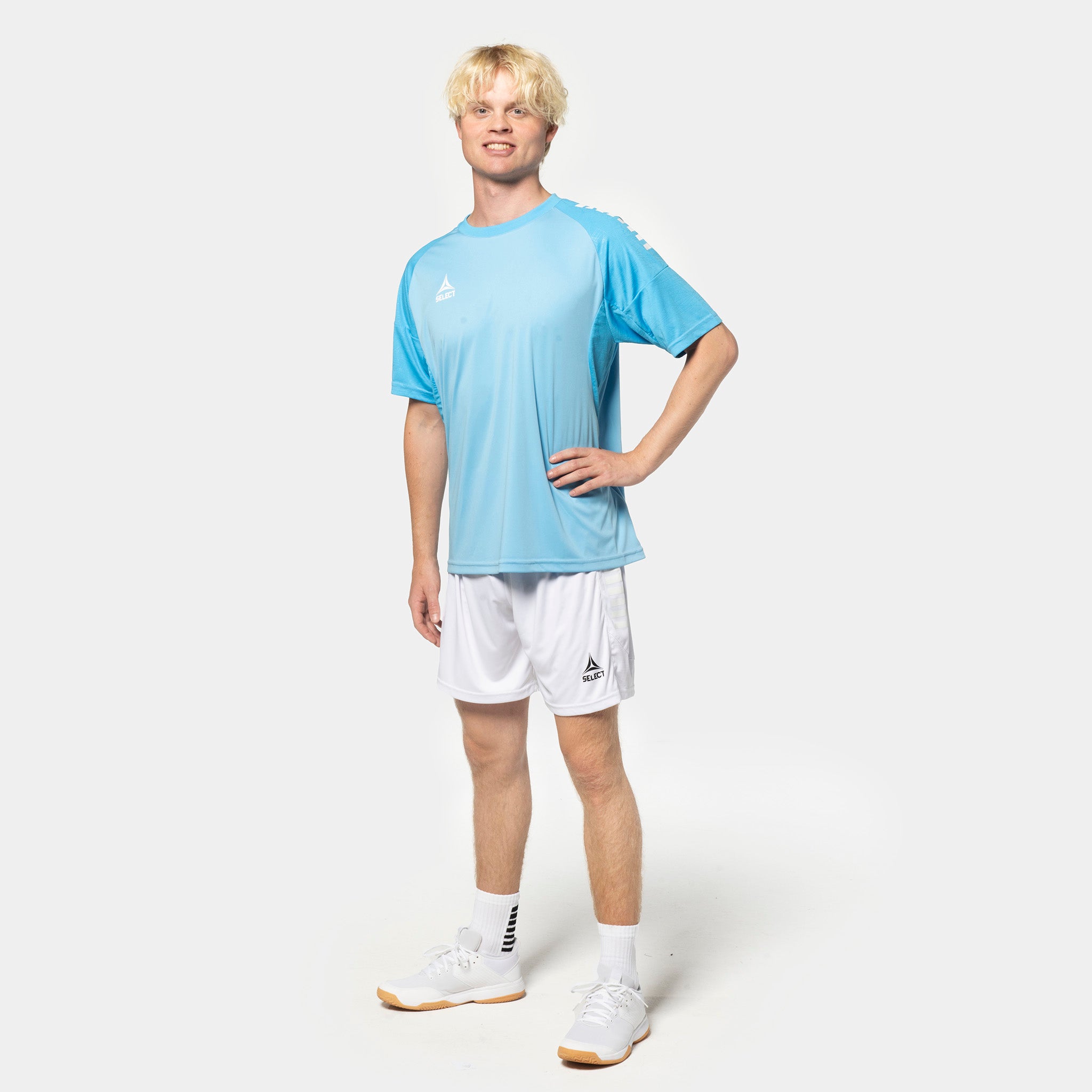 Mandlig fodboldspiller i lyseblå trøje og hvide Player shorts Spain v25, Match & Training wear.