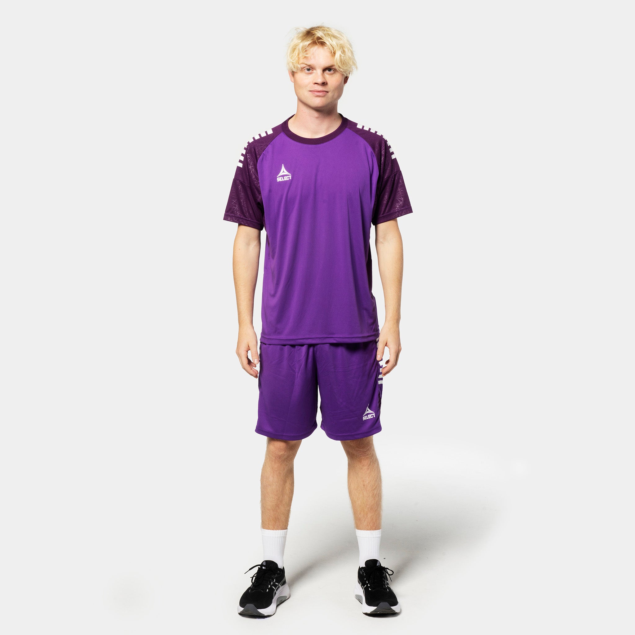 Mandlig fodboldspiller i lilla Player shorts Spain v25 og matchende trøje, Match & Training wear, set forfra.