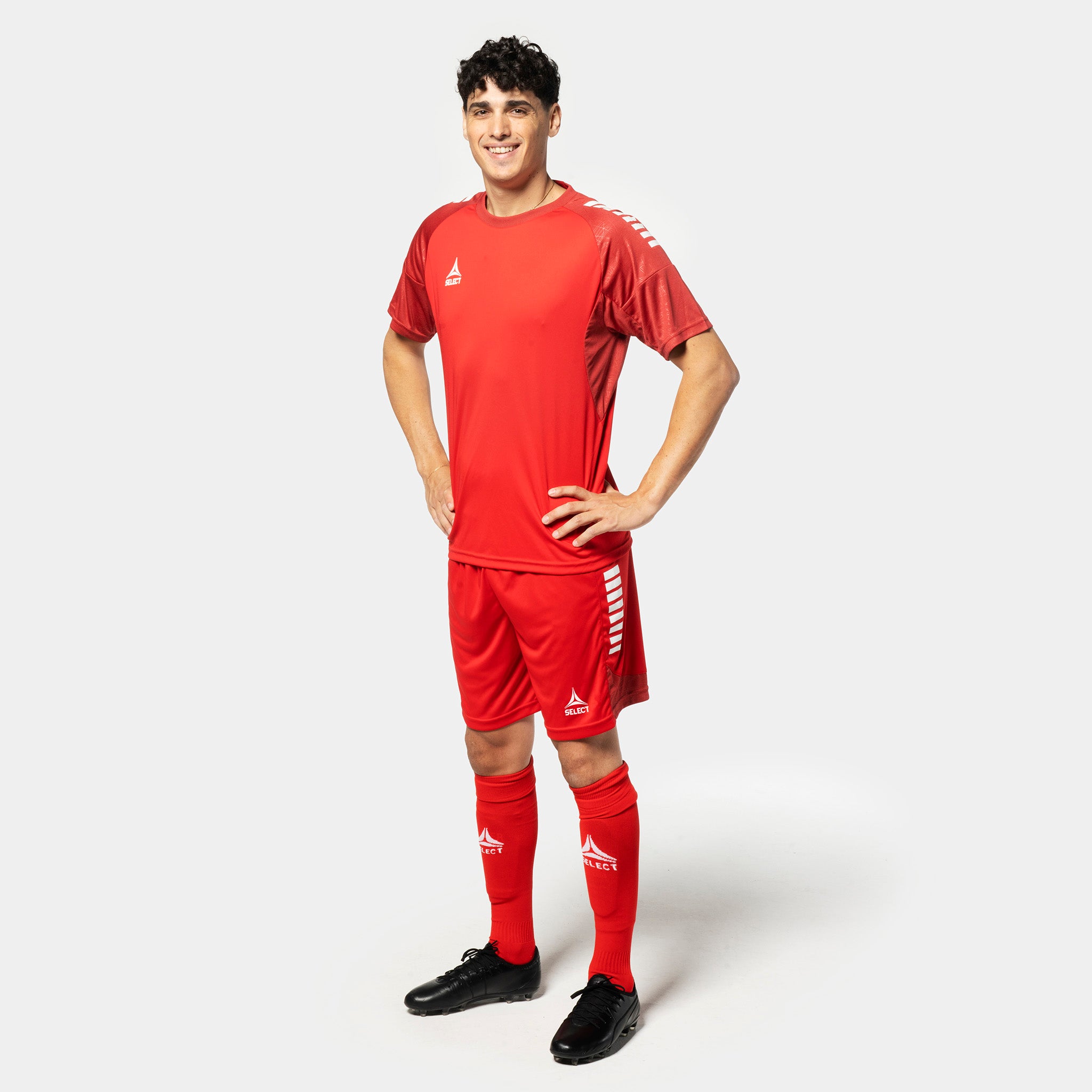 Mandlig fodboldspiller i røde Player shorts Spain v25, Match & Training wear, med hvide sidestriber, set forfra.