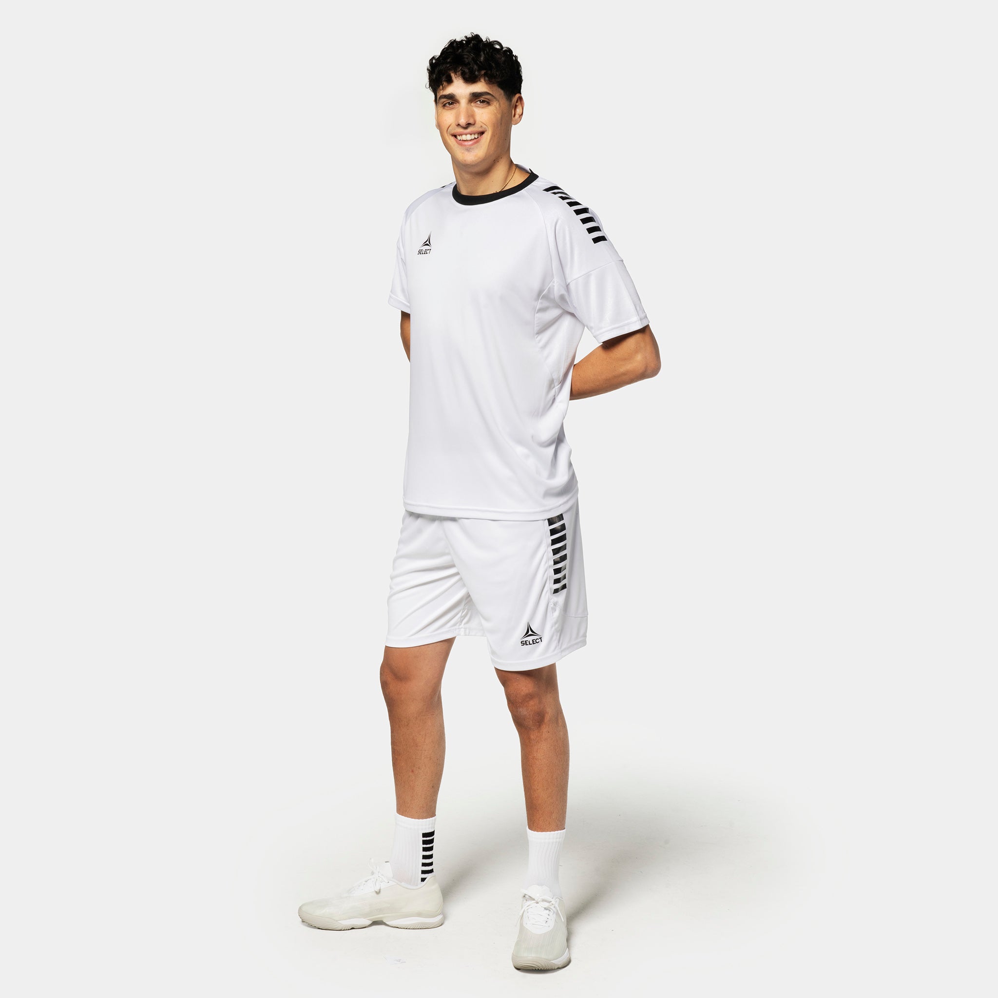 Mandlig fodboldspiller i hvide Player shorts Spain v25 med sorte detaljer, Match & Training wear, set forfra.