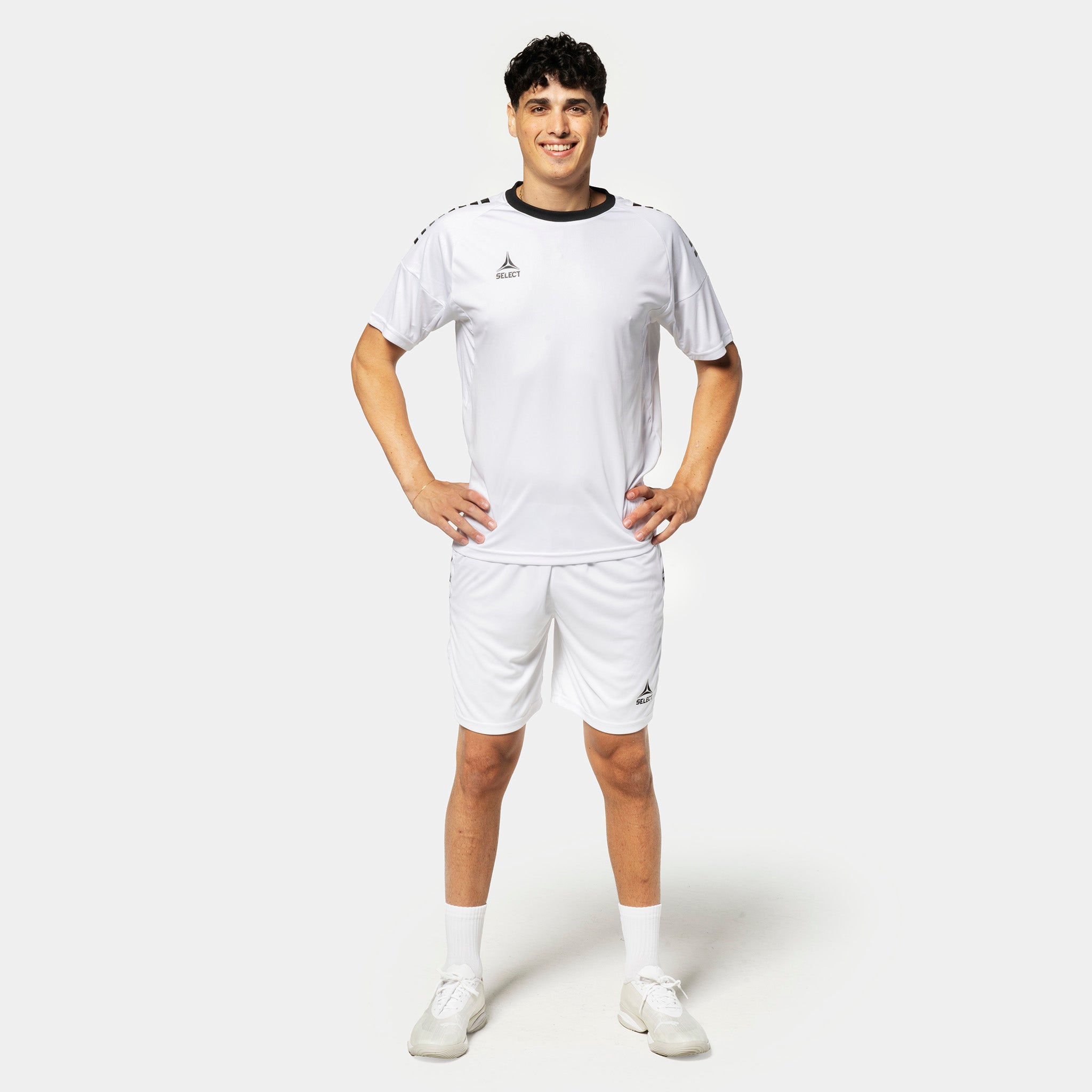Mandlig fodboldspiller i hvide Player shorts Spain v25 og matchende trøje, Match & Training wear, forfra.