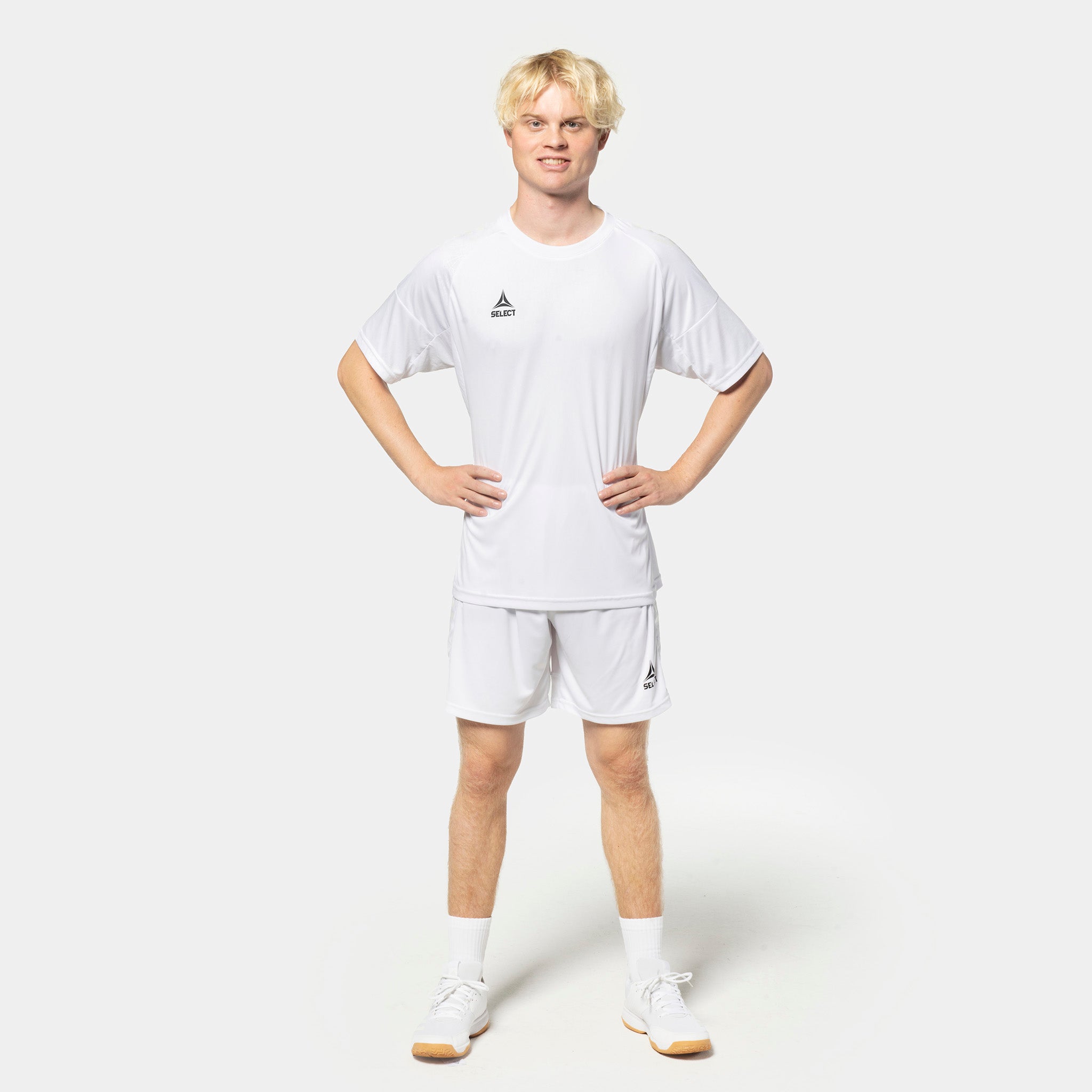 Mandlig fodboldspiller i hvide Player shorts Spain v25 og matchende trøje, Match & Training wear, forfra.