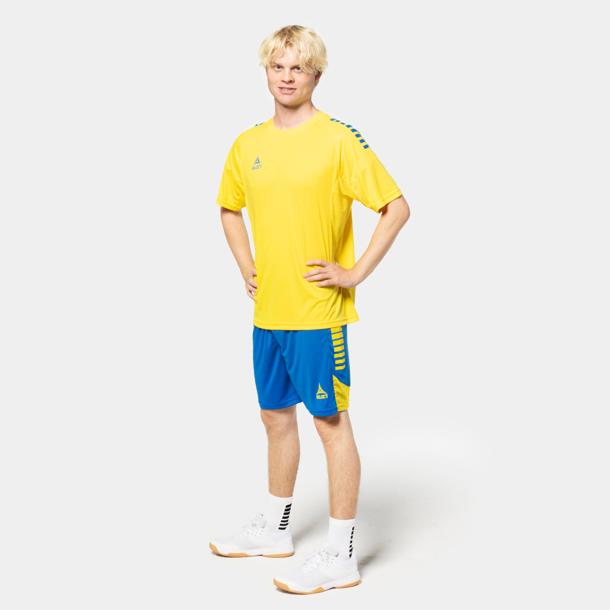 Mandlig fodboldspiller i gul trøje og blå Player shorts Spain v25, Match & Training wear, set forfra.