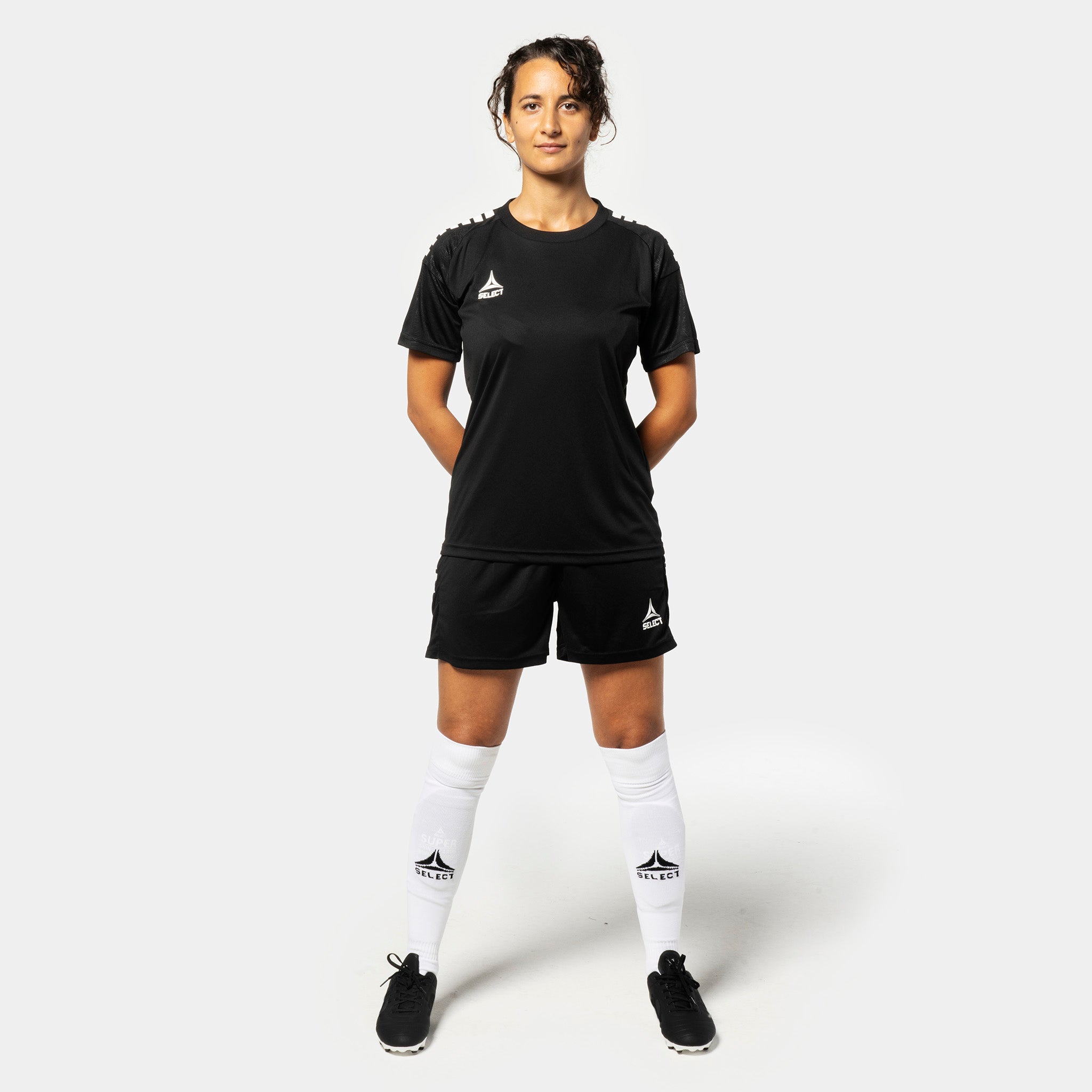 Kvindelig fodboldspiller i sort Player shirt S/S & shorts Spain woman v25, Match & Training wear, set forfra