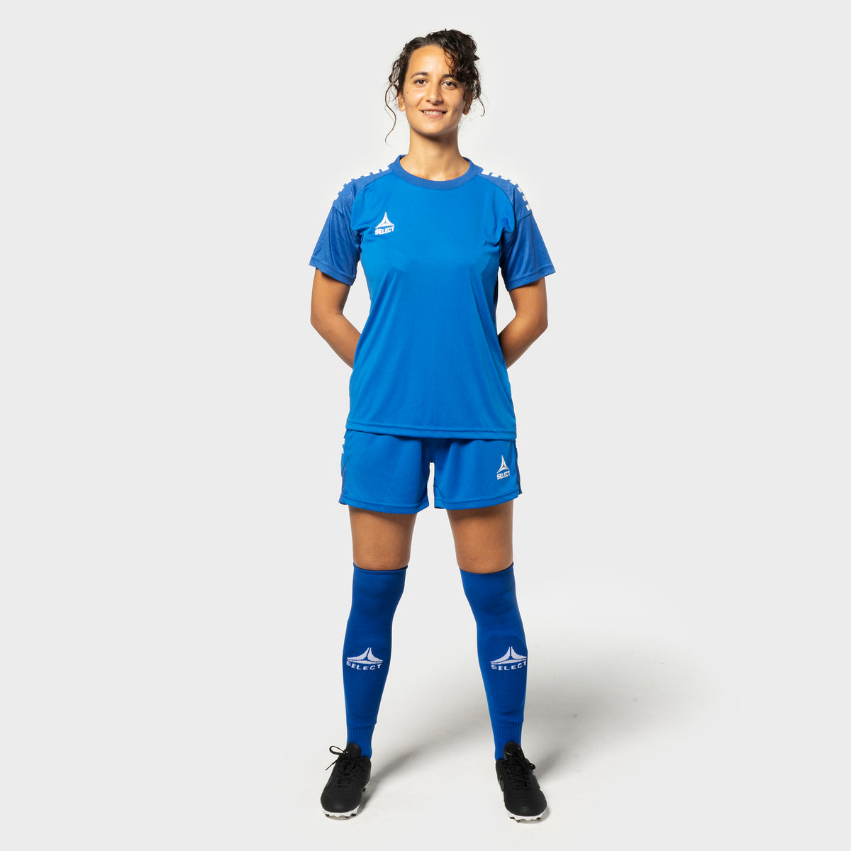 Kvindelig fodboldspiller i blå-hvid Spanien v25 trøje & shorts, kamp- og træningstøj, forfra