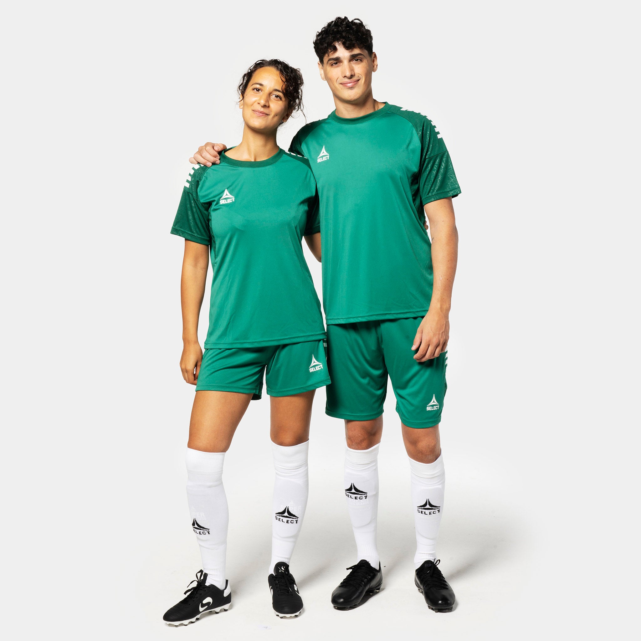 Fodboldspillere i grøn & hvid Player shirt S/S Spain woman v25 & shorts, Match & Training wear, set forfra