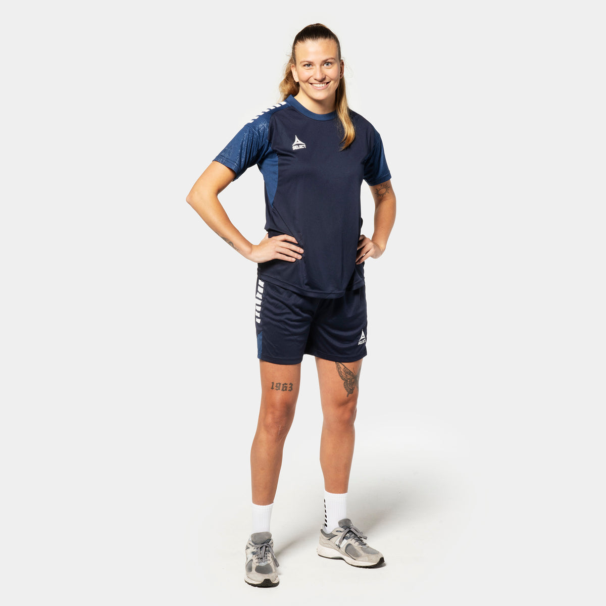 Kvindelig fodboldspiller i navy og hvid Player shirt S/S & shorts Spain woman v25, Match & Training wear, set forfra.