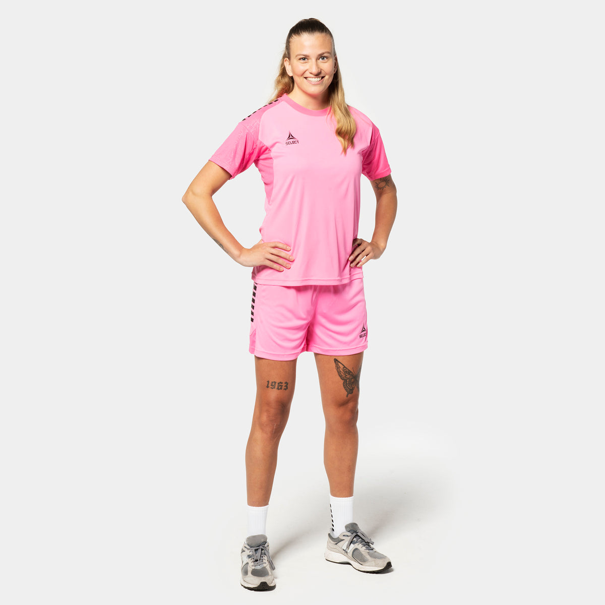 Kvindelig fodboldspiller i pink Player shirt S/S & shorts Spain woman v25, Match & Training wear, set forfra