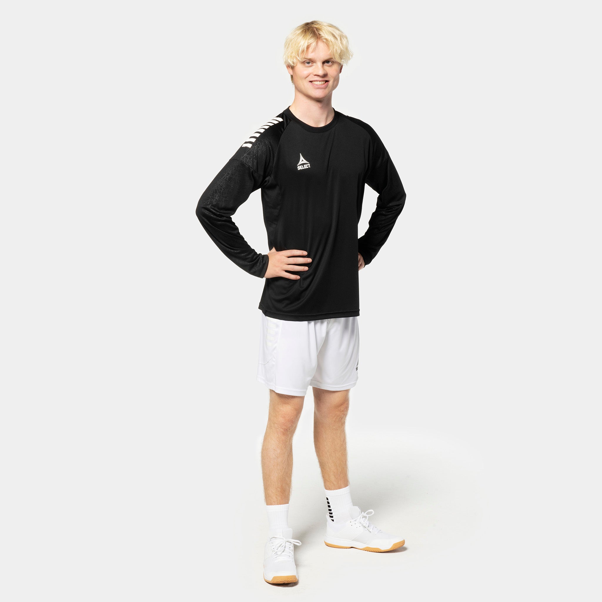 Mand i sort Player shirt L/S Spain v25, hvide shorts. Match & Training wear til fodboldspillere.