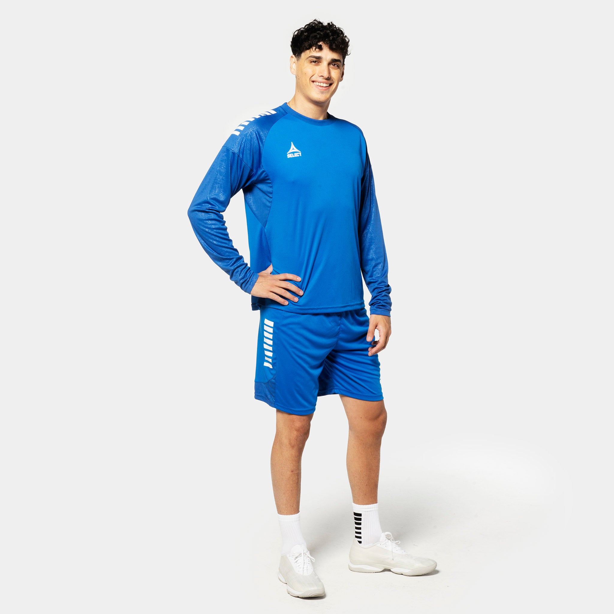 Mandlig fodboldspiller i blå og hvid Player shirt L/S Spain v25, Match & Training wear.