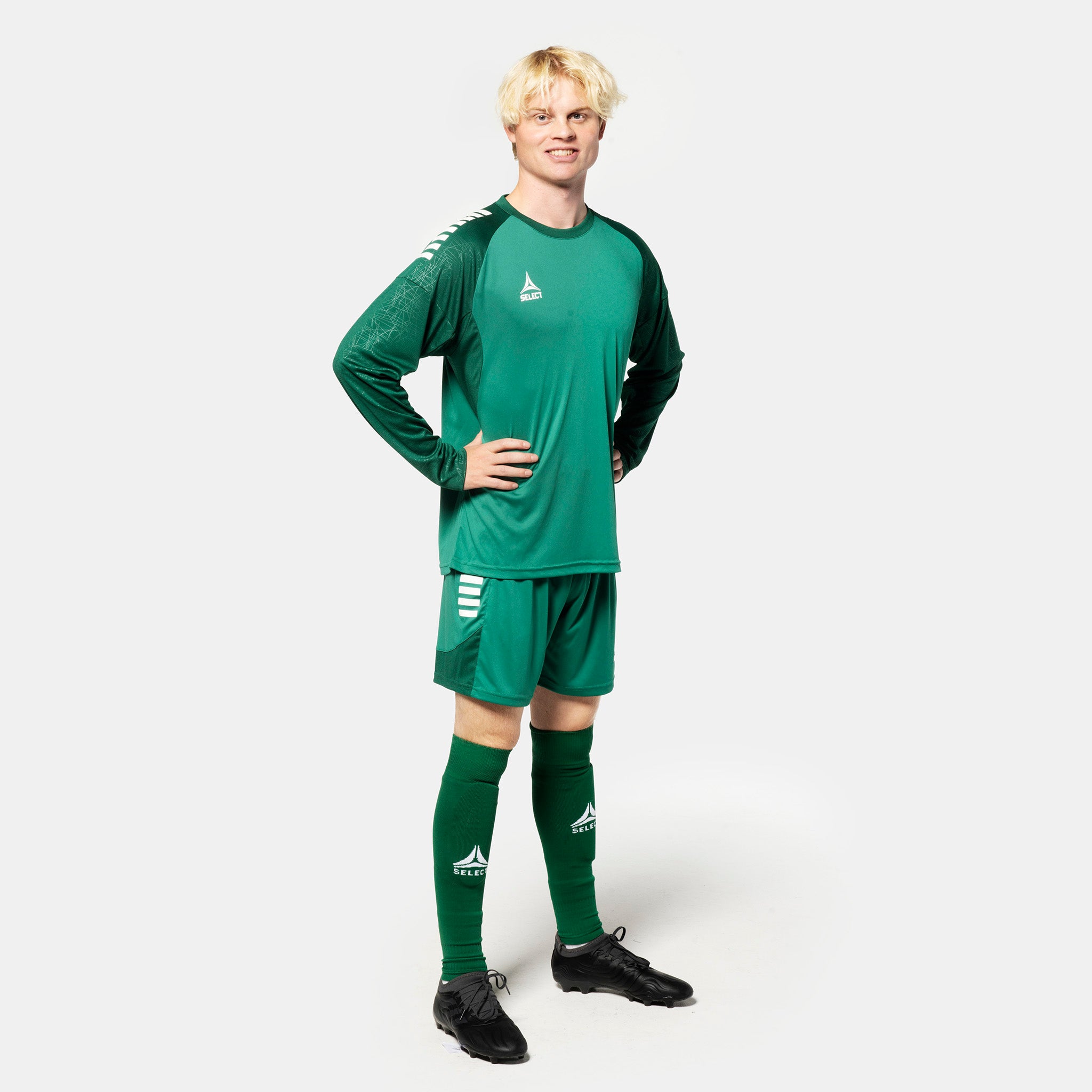 Mandlig fodboldspiller i grøn og hvid Player shirt L/S Spain v25, Match & Training wear.