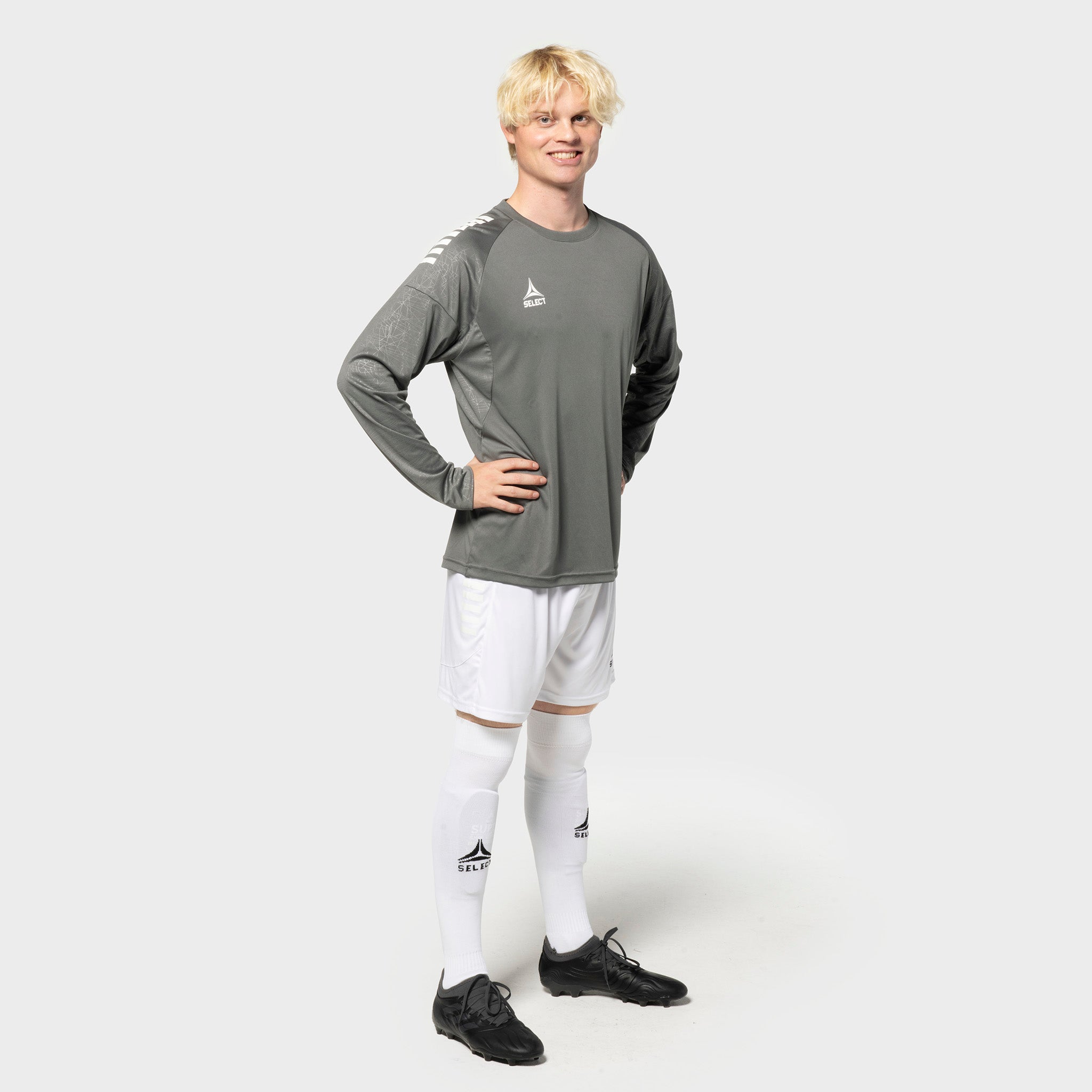 Mandlig fodboldspiller i grå Player shirt L/S Spain v25 og hvide shorts, Match & Training wear.
