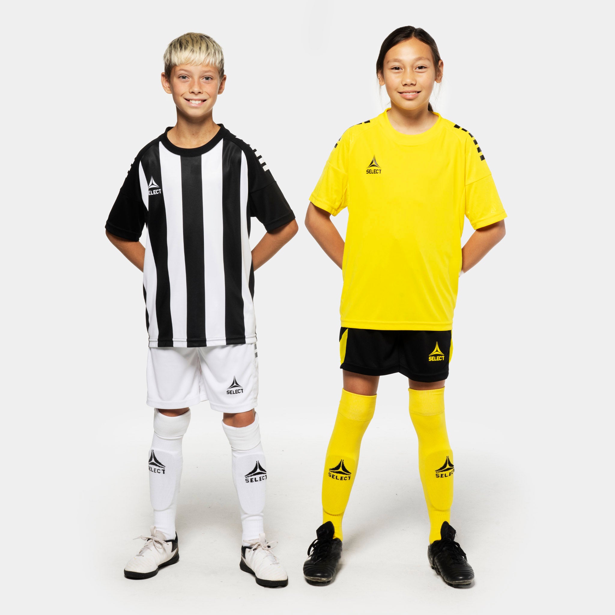Drenge fodboldspillere i Player shirt S/S Spain striped v25, Match & Training wear, sort/hvid og gult sæt, forfra.