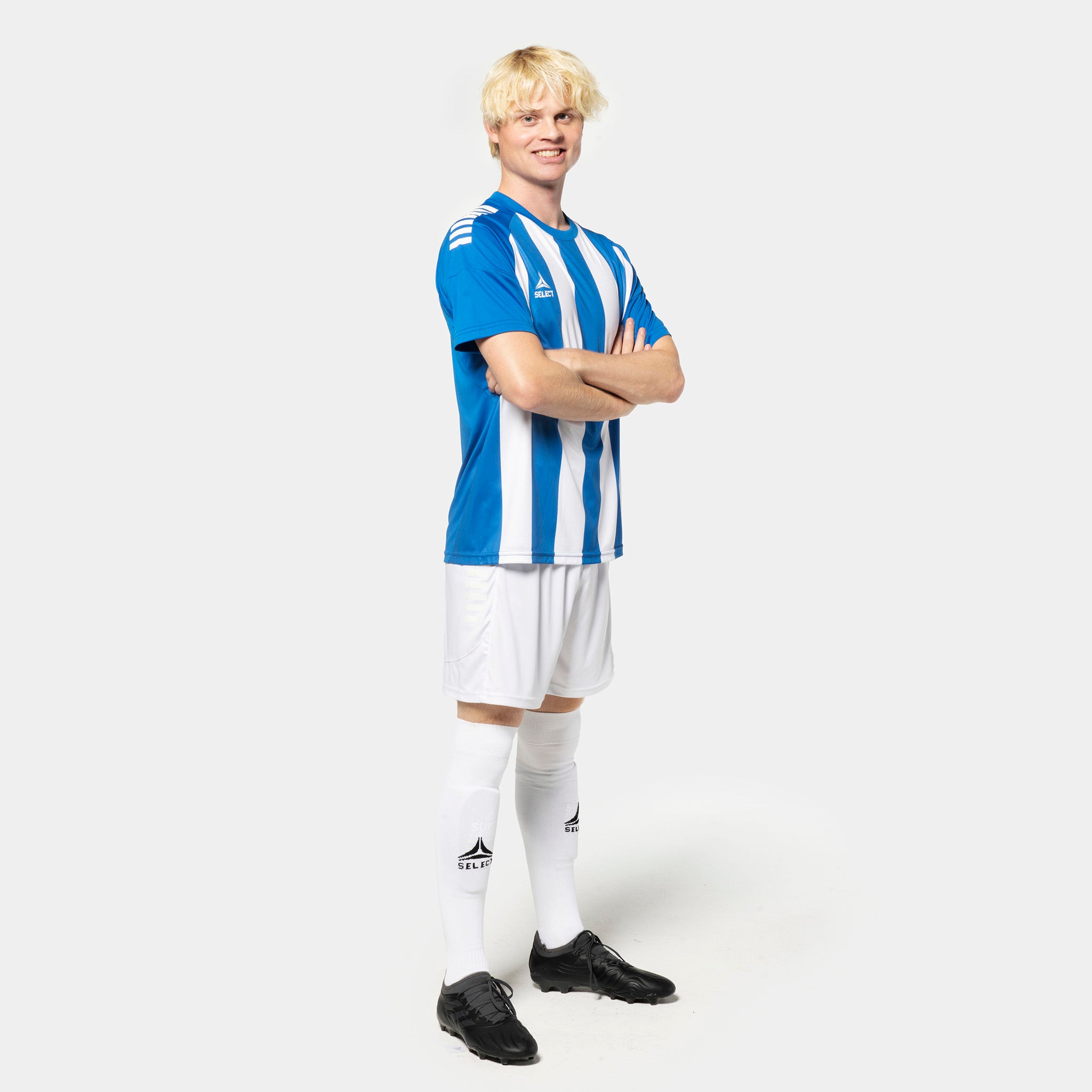 Mandlig fodboldspiller i blå- og hvidstribet Player shirt S/S Spain striped v25, hvide shorts og strømper. Match & Training wear.