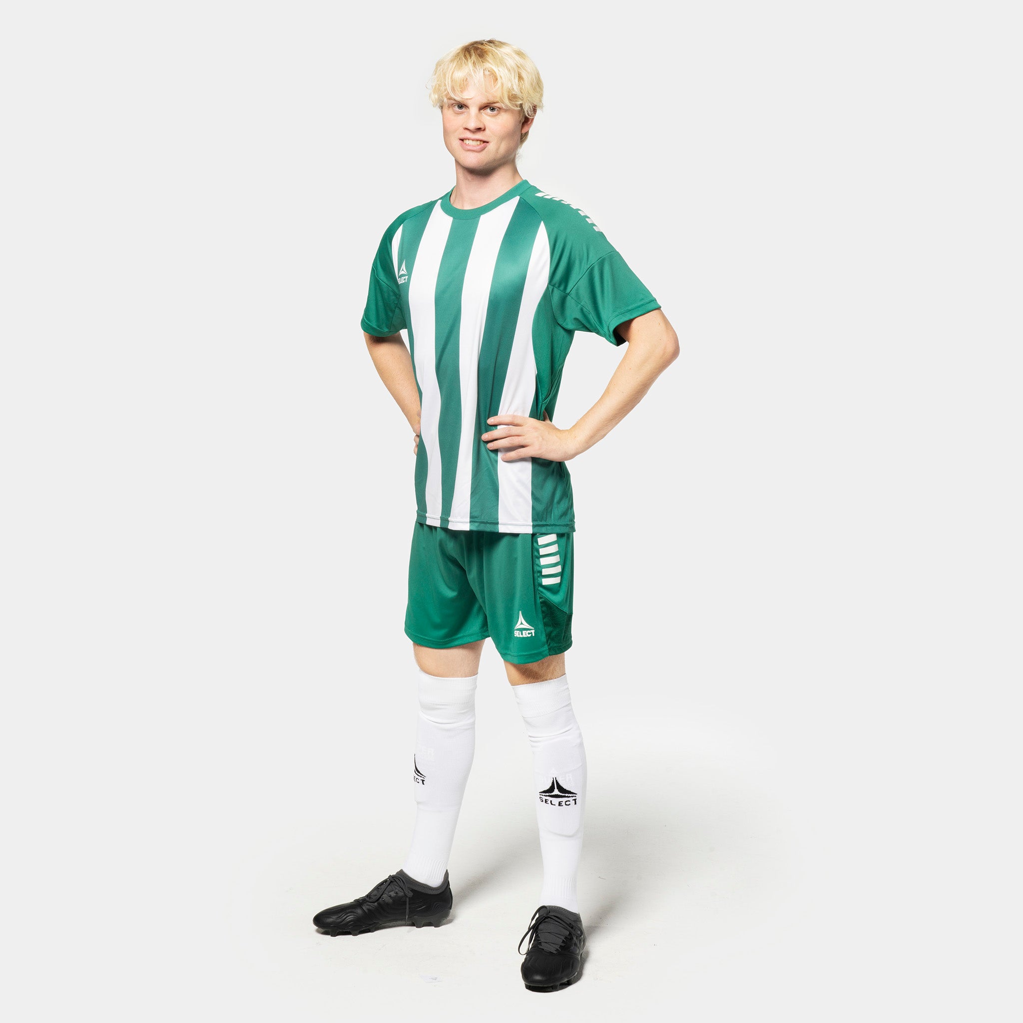 Mandlig fodboldspiller i grøn og hvid stribet Player shirt S/S Spain striped v25, Match & Training wear