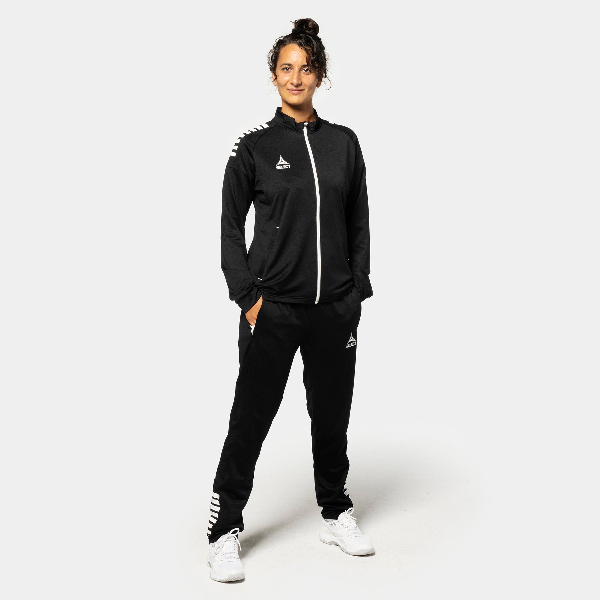 Kvindelig fodboldspiller i sort-hvid Training zip jacket Spain woman v25, Match & Training wear, set forfra