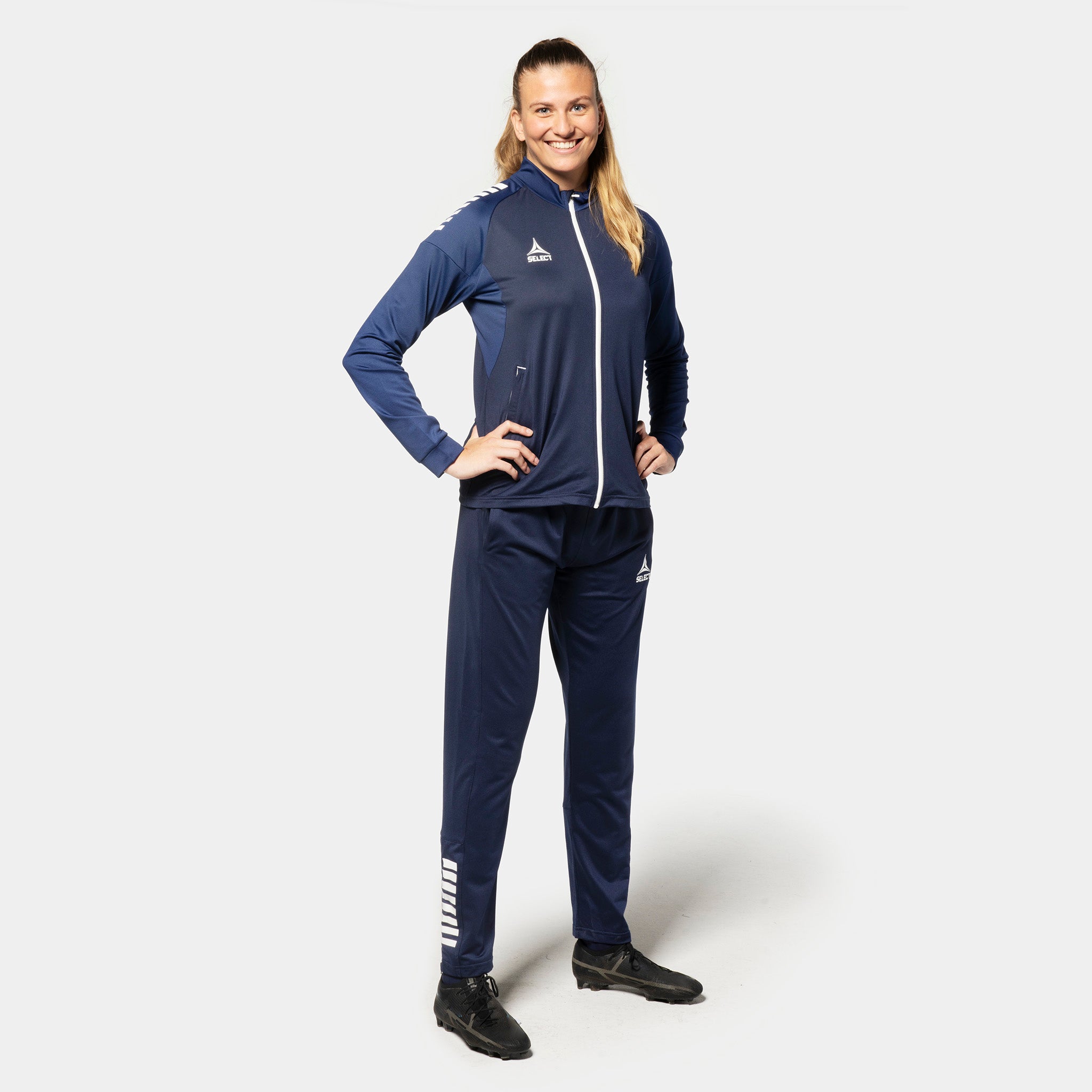 Kvindelig fodboldspiller i marineblå Training zip jacket Spain woman v25 og bukser, Match & Training wear, set forfra