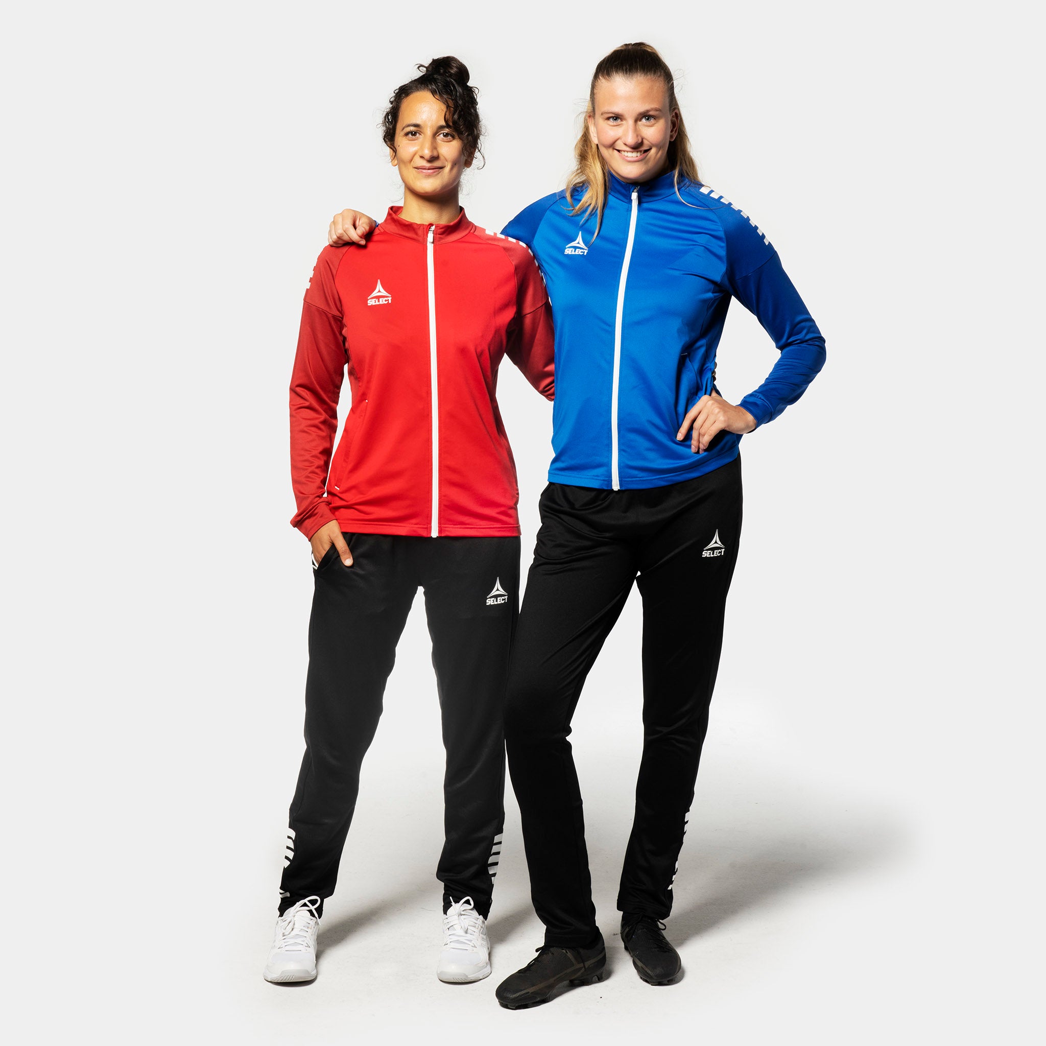 Kvindelige fodboldspillere i rød og blå Training zip jacket Spain woman v25 og sorte Training pants, Match & Training wear, forfra