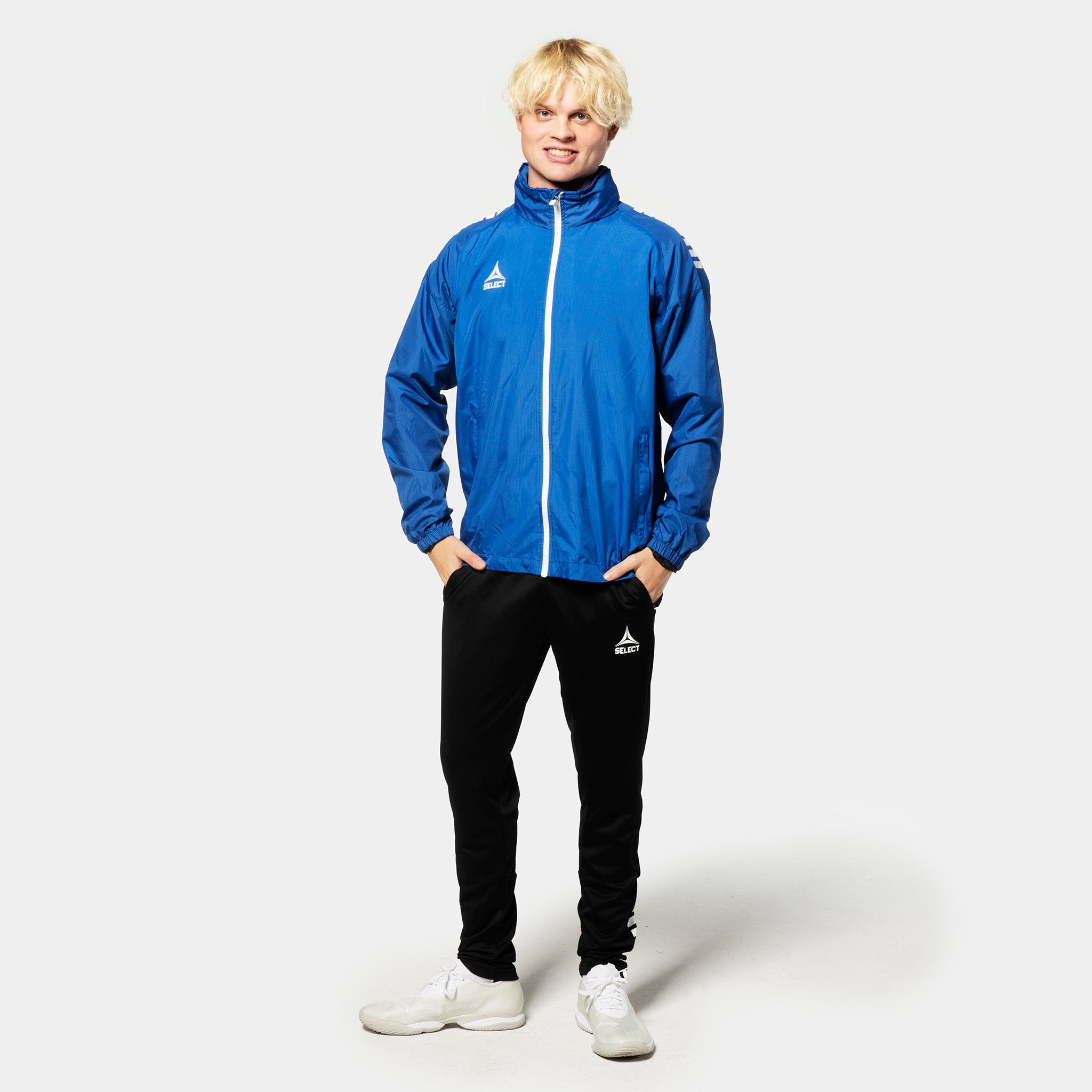 Blå og hvid Training jacket Spain v25, Match & Training-tøj, båret af en mandlig fodboldspiller.