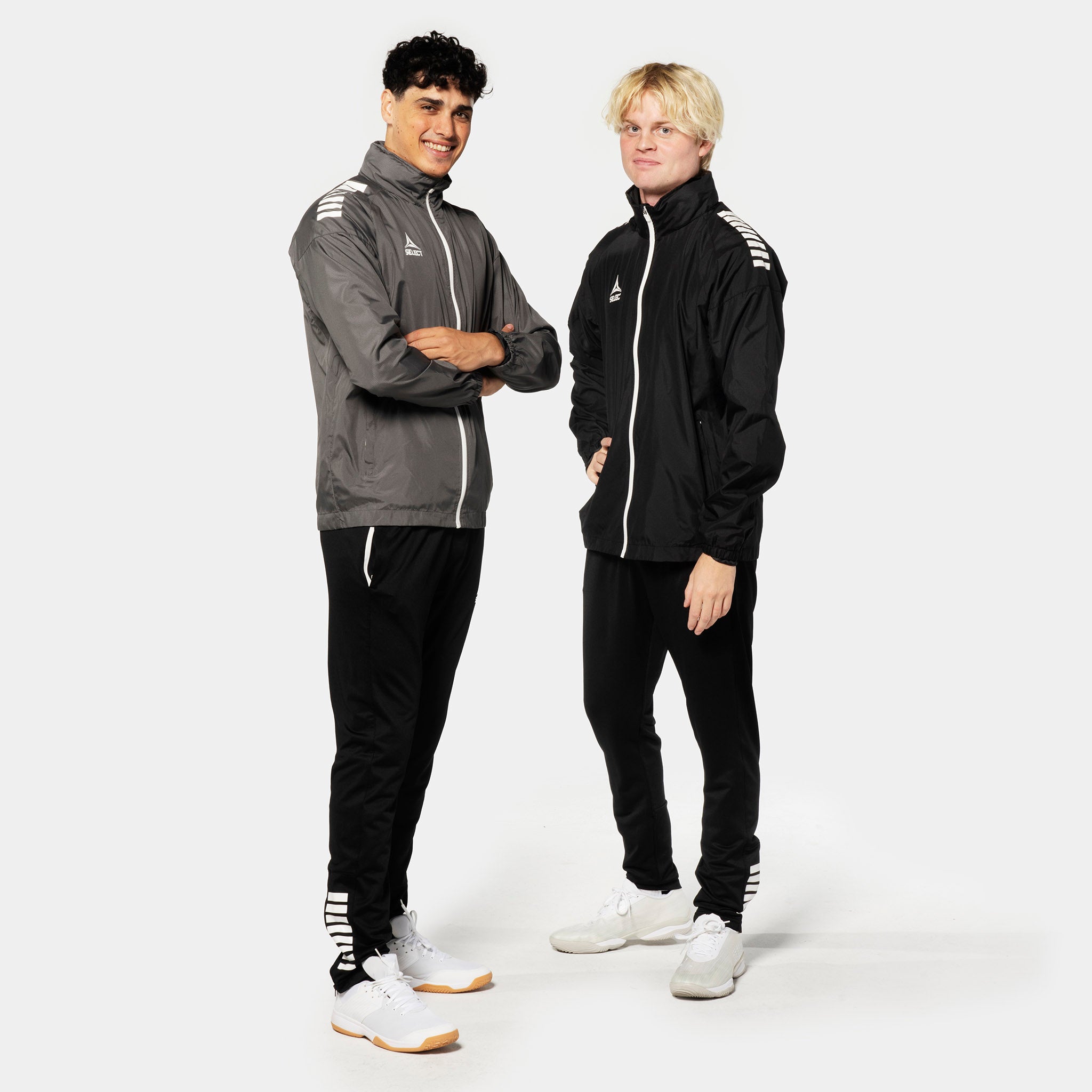 To mandlige fodboldspillere i Training jacket Spain v25, grå-hvid og sort-hvid, Match & Training wear, model forfra