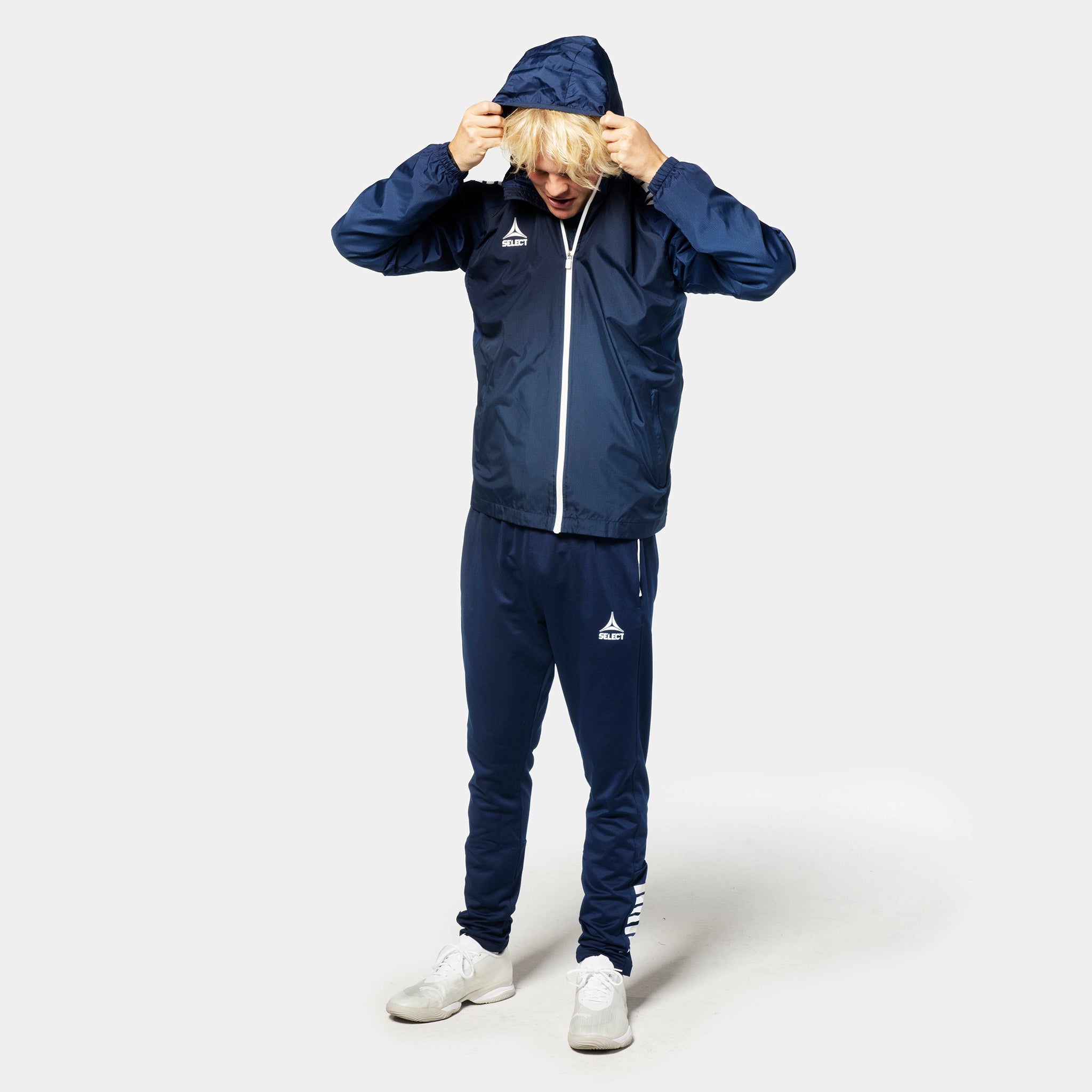 Marineblå og hvid Training jacket Spain v25, Match & Training wear, båret af en mandlig fodboldspiller, forside.