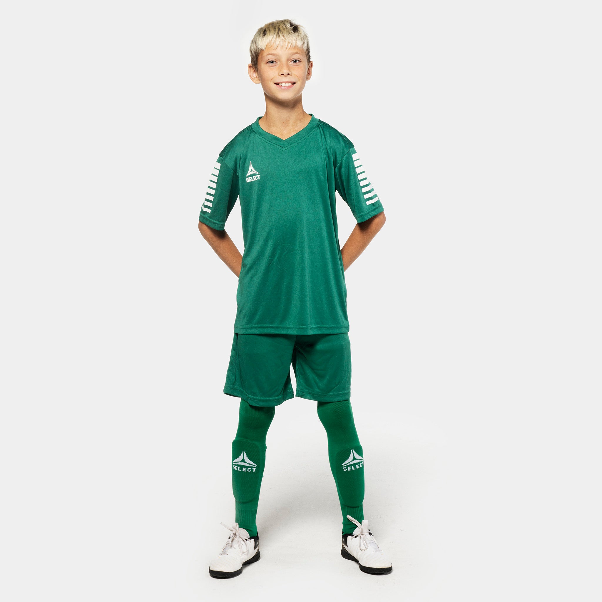 Dreng fodboldspiller iført grønne Player shorts Pisa fra Match & Training wear, set forfra.