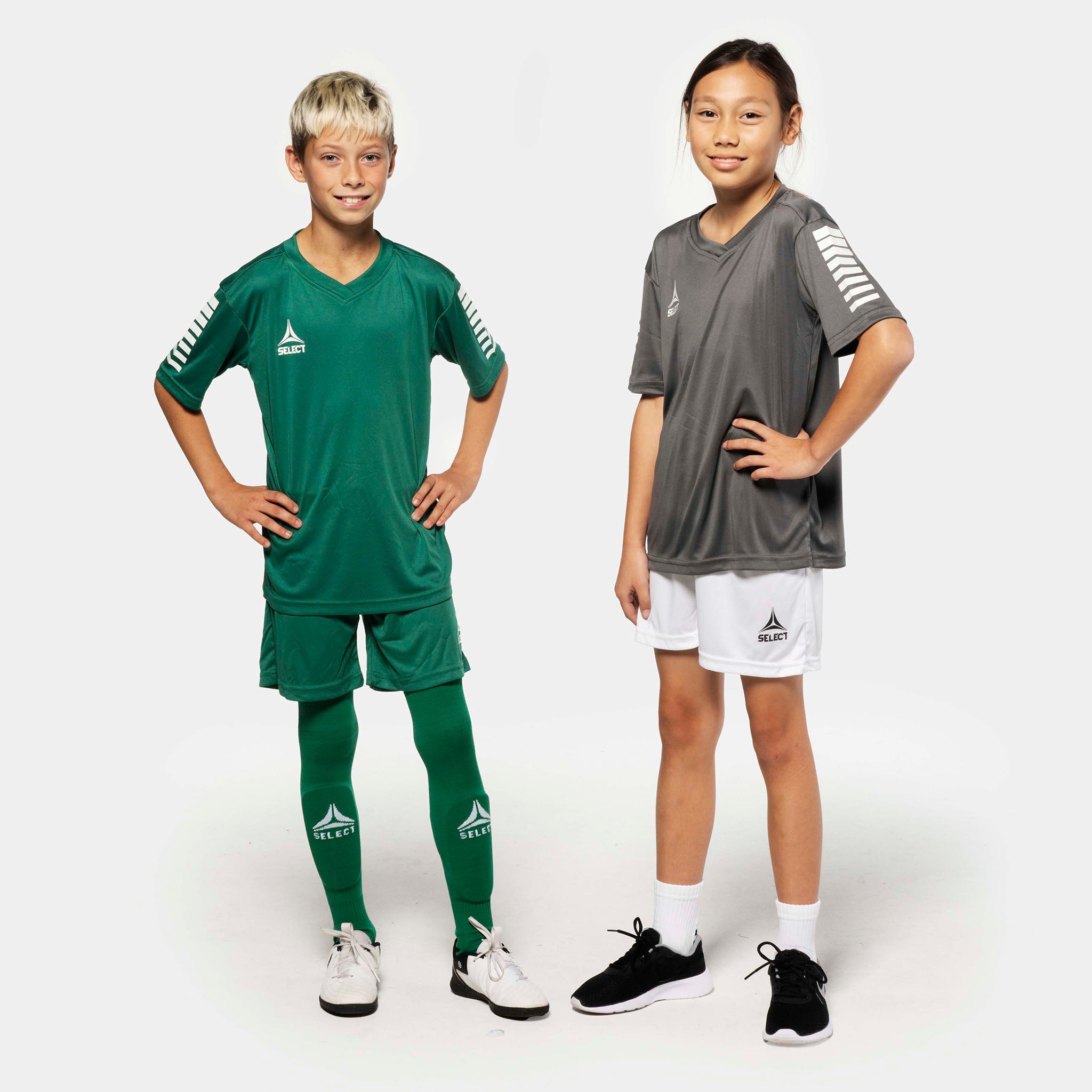 Dreng fodboldspiller i grønne Player shorts Pisa, pige i hvide. Match & Training wear, forfra.
