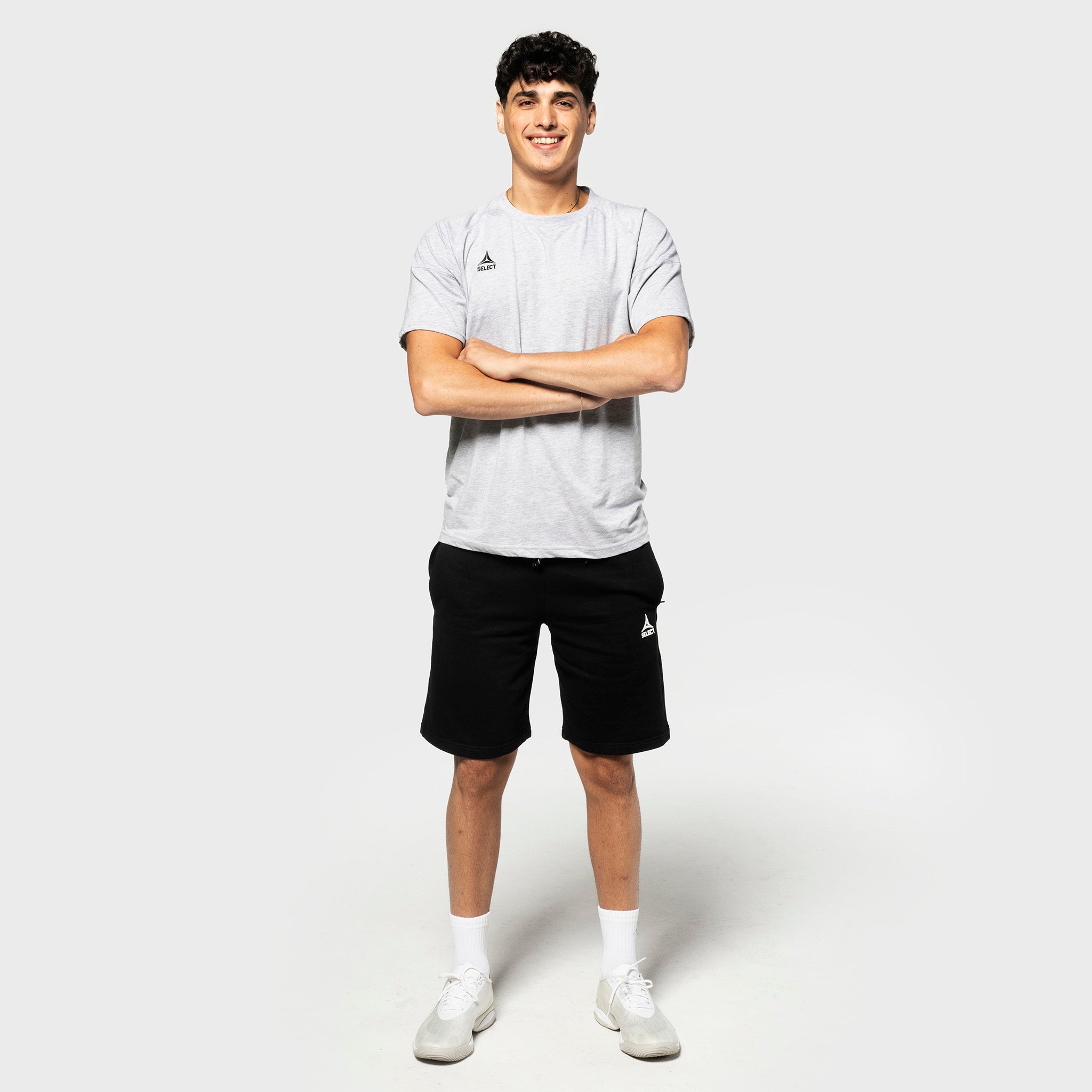 Mandlig fodboldspiller i grå t-shirt og sorte Sweat shorts Oxford v25, fritidstøj, forfra.