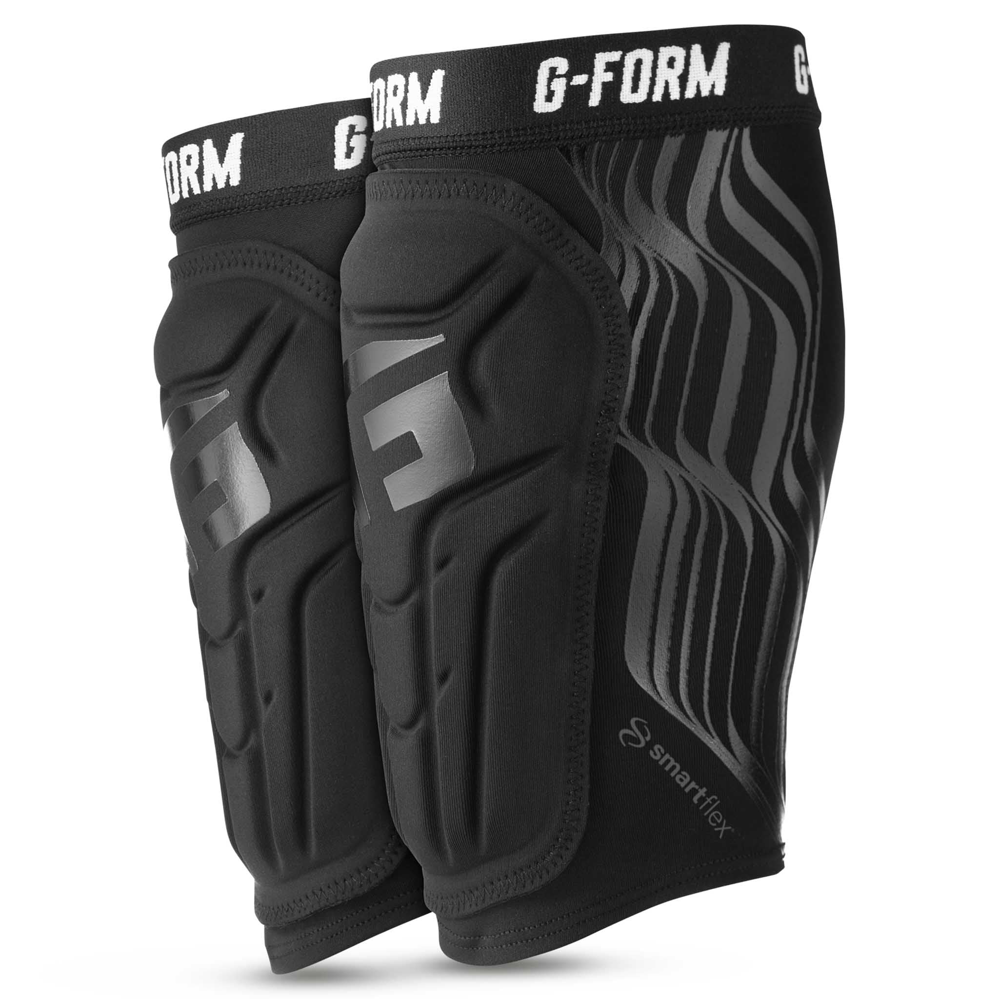 Forside af sorte Shin guards V2 youth med G-Form-logo og grå detaljer, polstrede fodbold-benskinner.
