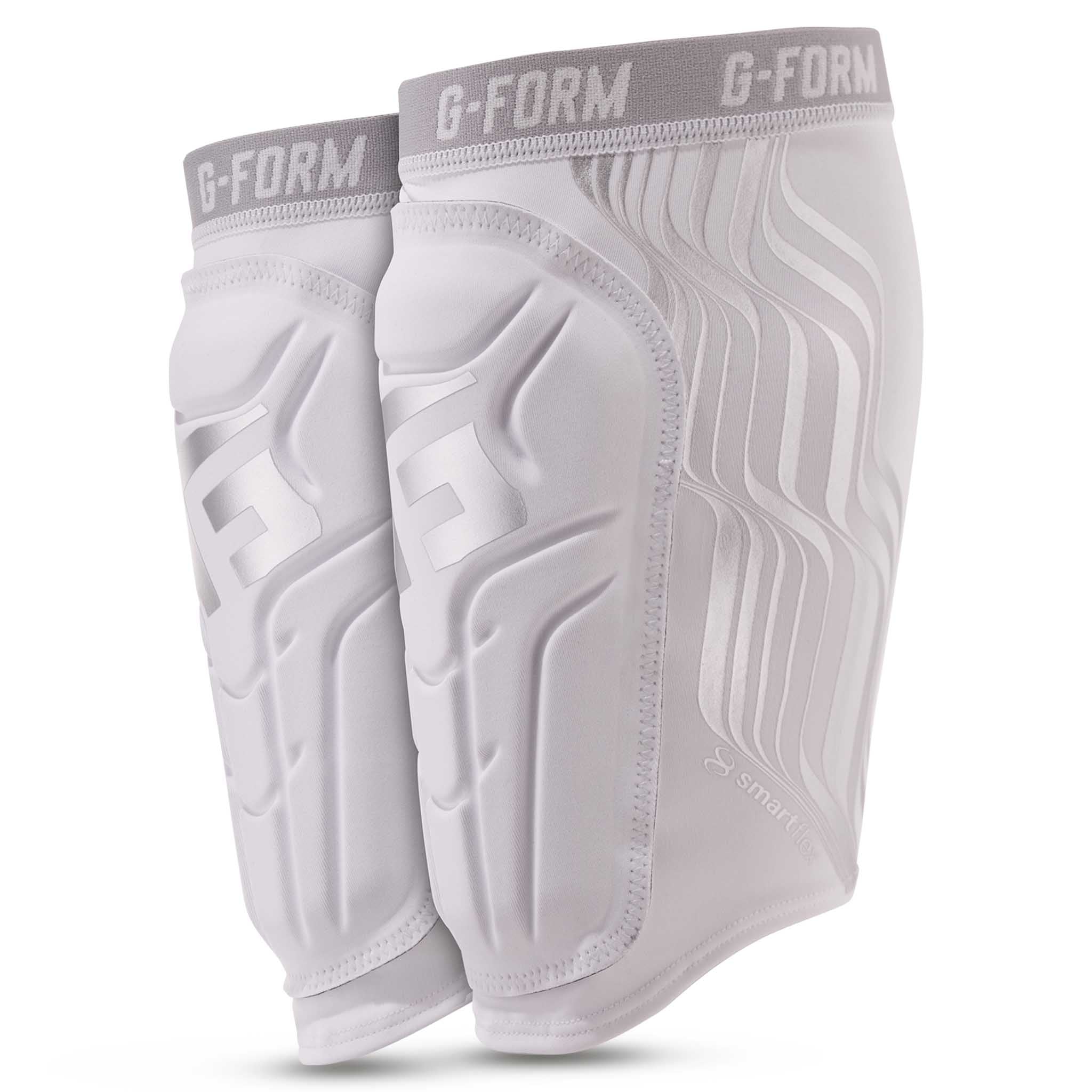 Hvide og sølvfarvede G-Form Shin guards V2 youth, forsidevisning af fodbold-benskinner.