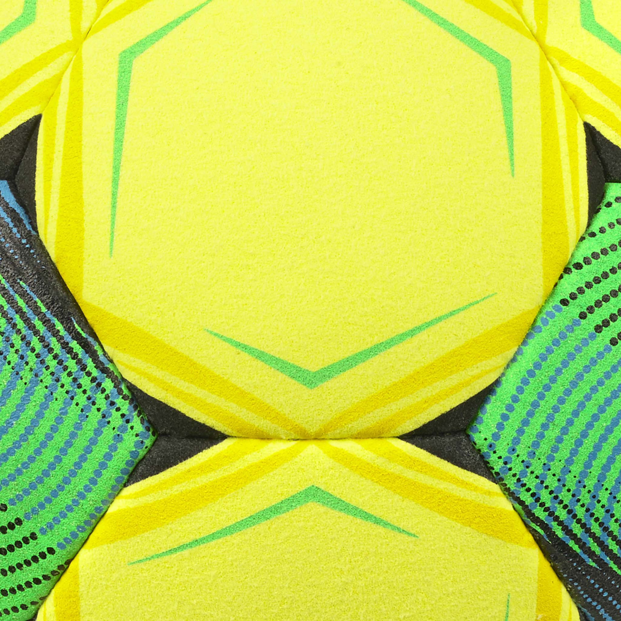 Nærbillede af Speed Indoor v26 fodbold med gul overflade og grønne, blå og sorte paneldetaljer