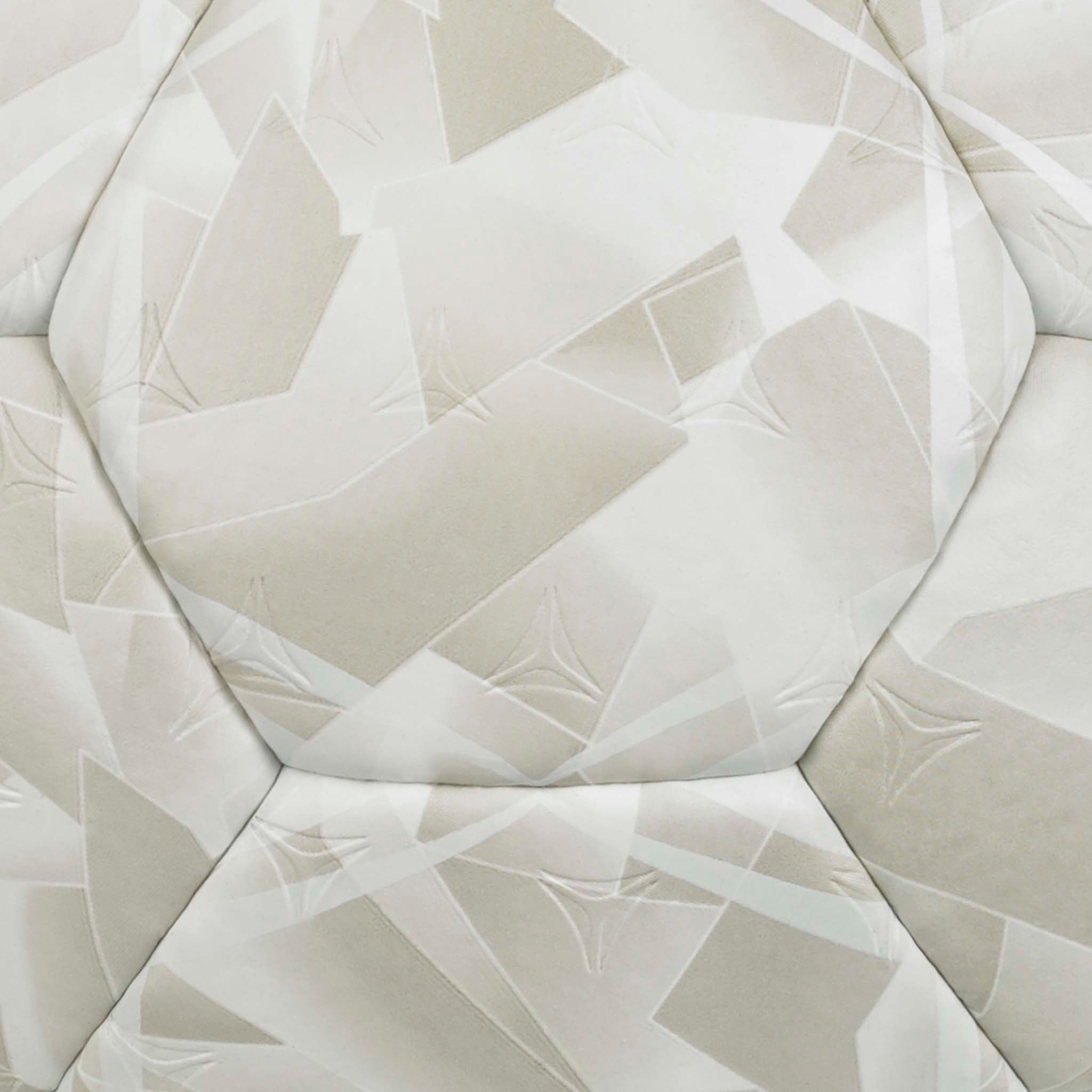 Nærbillede af hvid Solera v26 håndbold med beige geometrisk panelmønster og struktureret overflade.