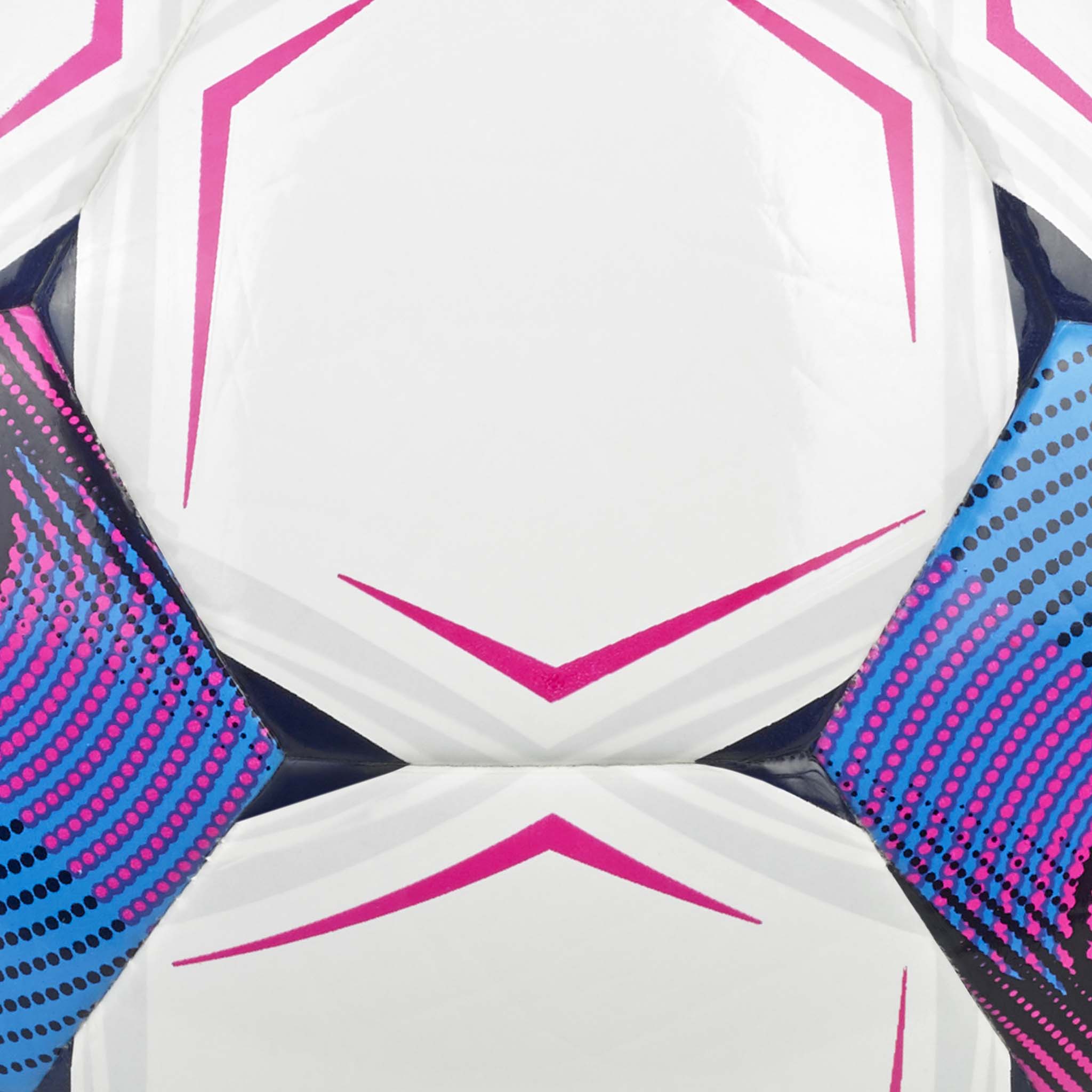Nærbillede af Futsal Light v26 futsalbold, hvide paneler med pink, blå og marineblå detaljer.