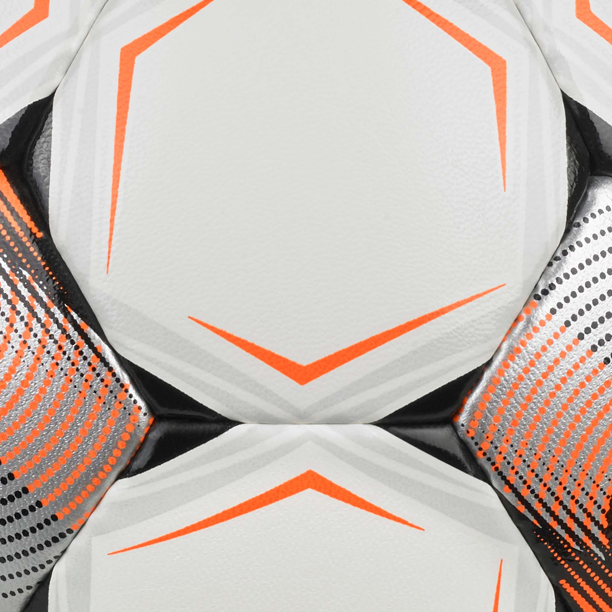 Nærbillede af Futsal Master v26 futsalbold med hvide paneler og orange og sorte detaljer.