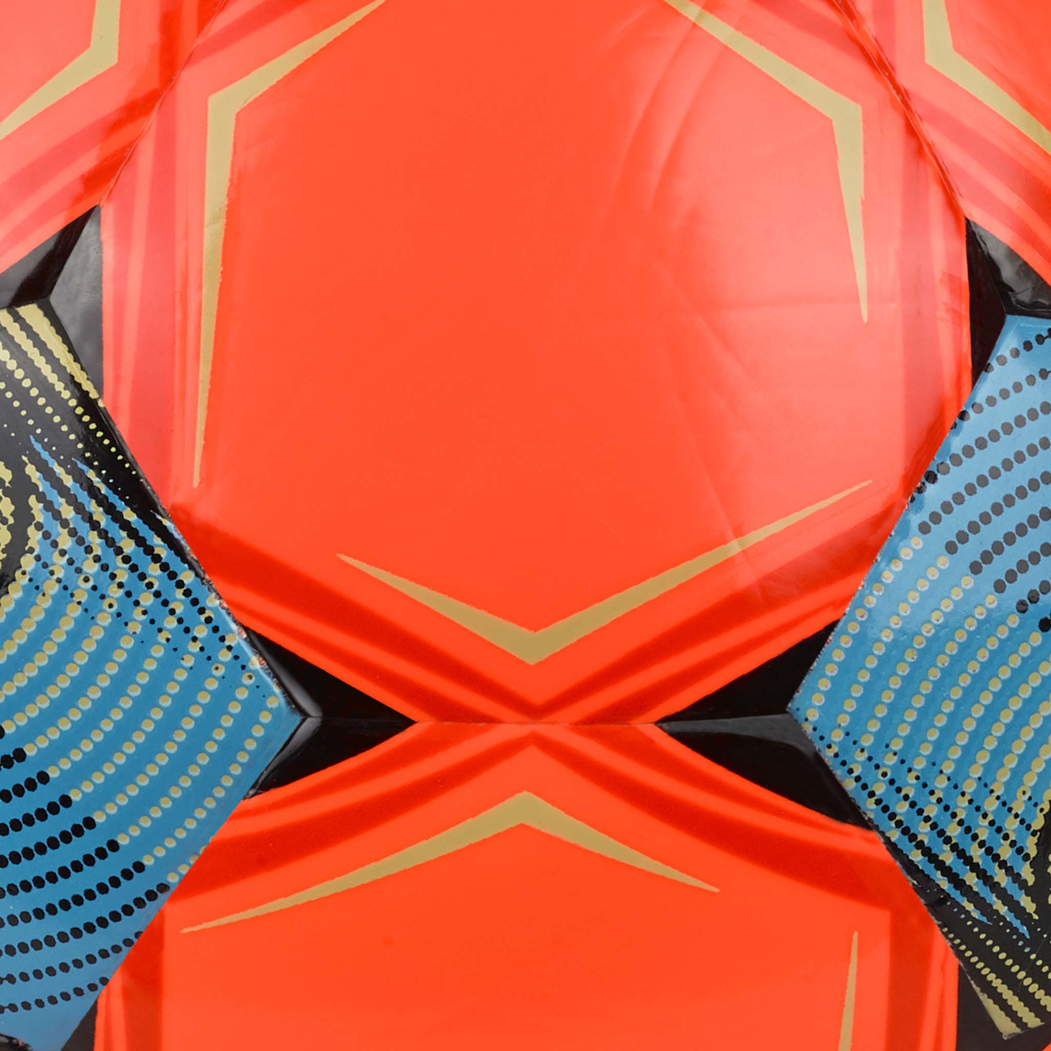 Nærbillede af Futsal Attack v26 fodbold med rødt, blåt, guld og sort paneldesign og geometriske mønstre.