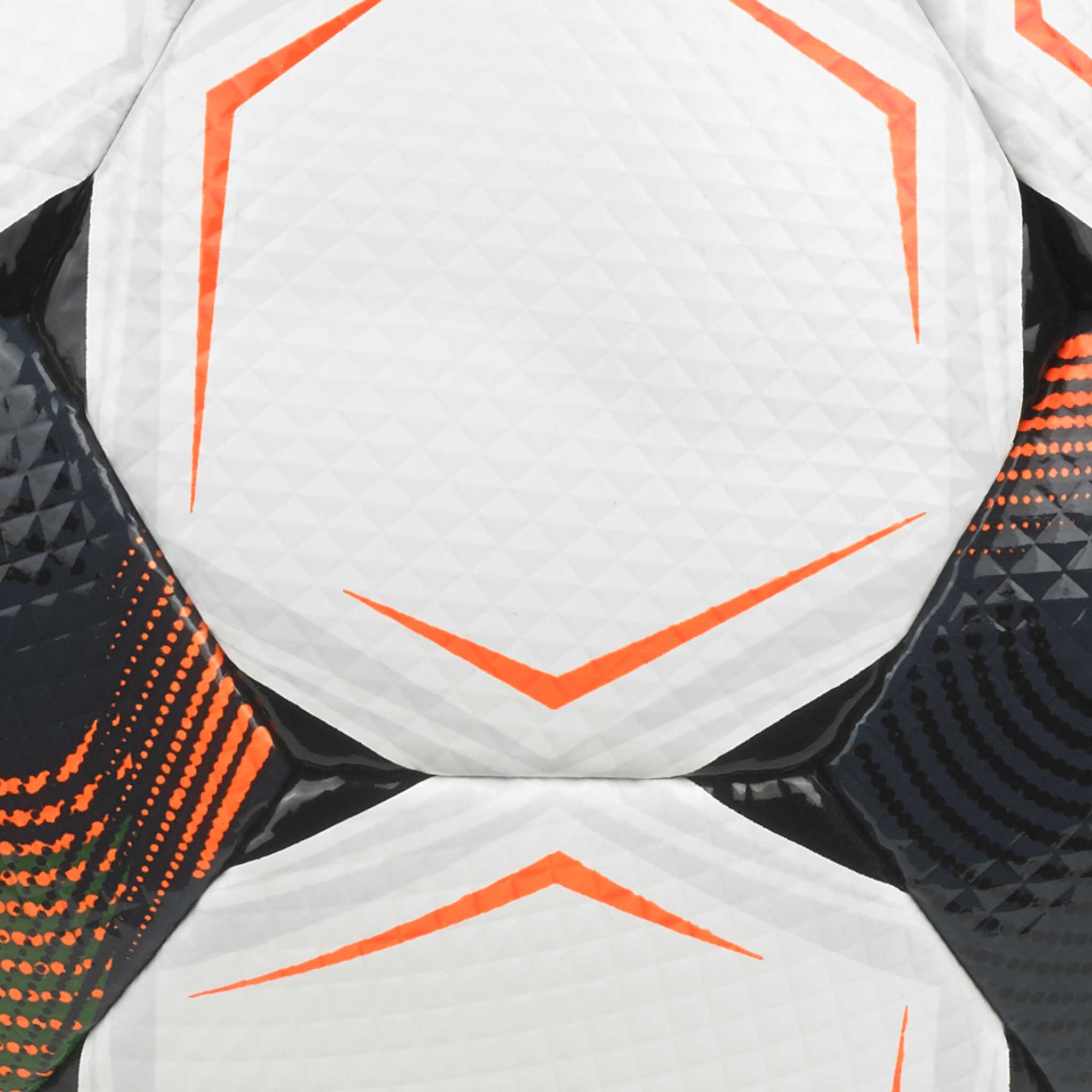 Nærbillede af Futsal Planet v26 futsalbold med hvide paneler, orange detaljer og sort struktureret mønster.